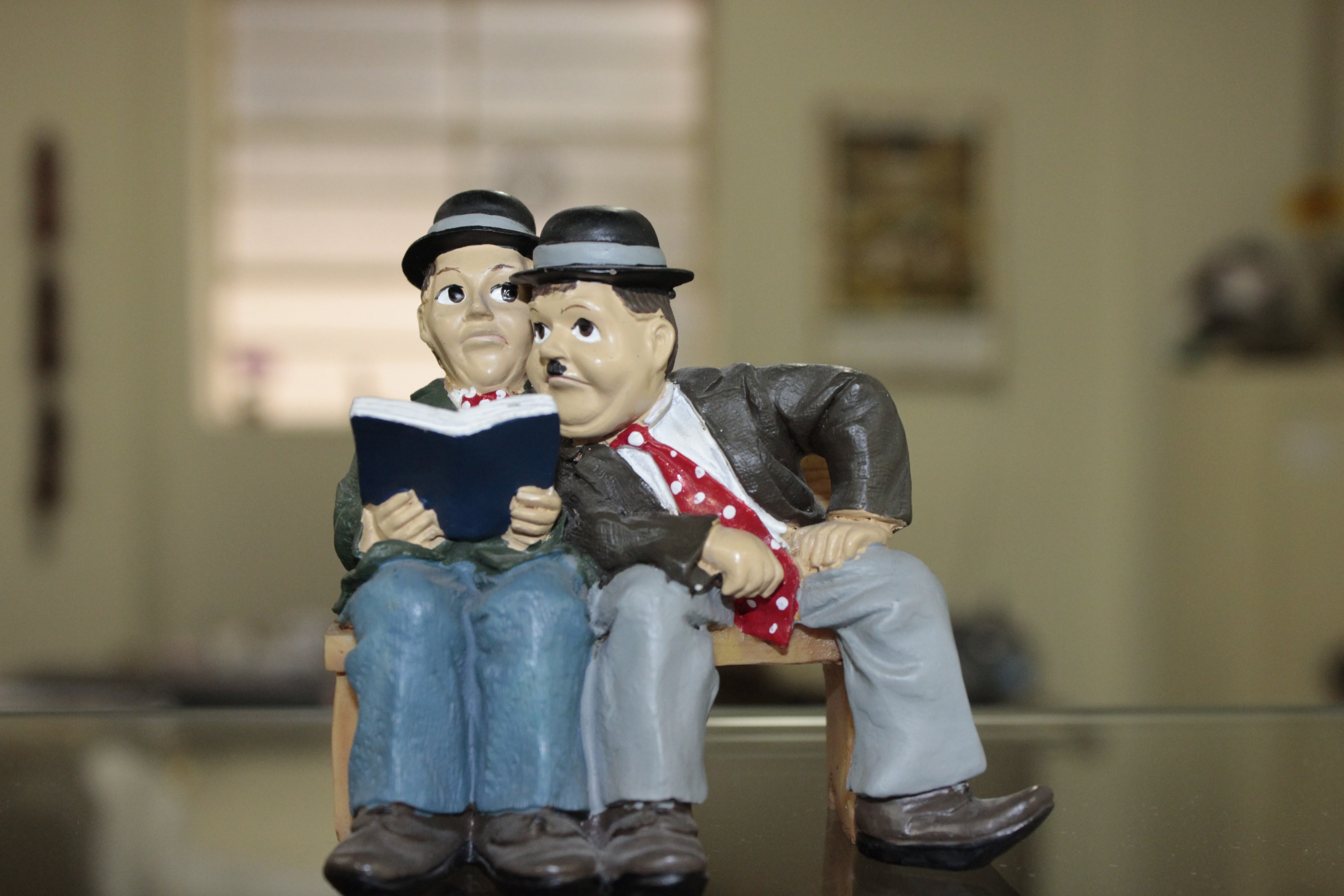 i flip flap reading statue curious 4k, HD Wallpaper