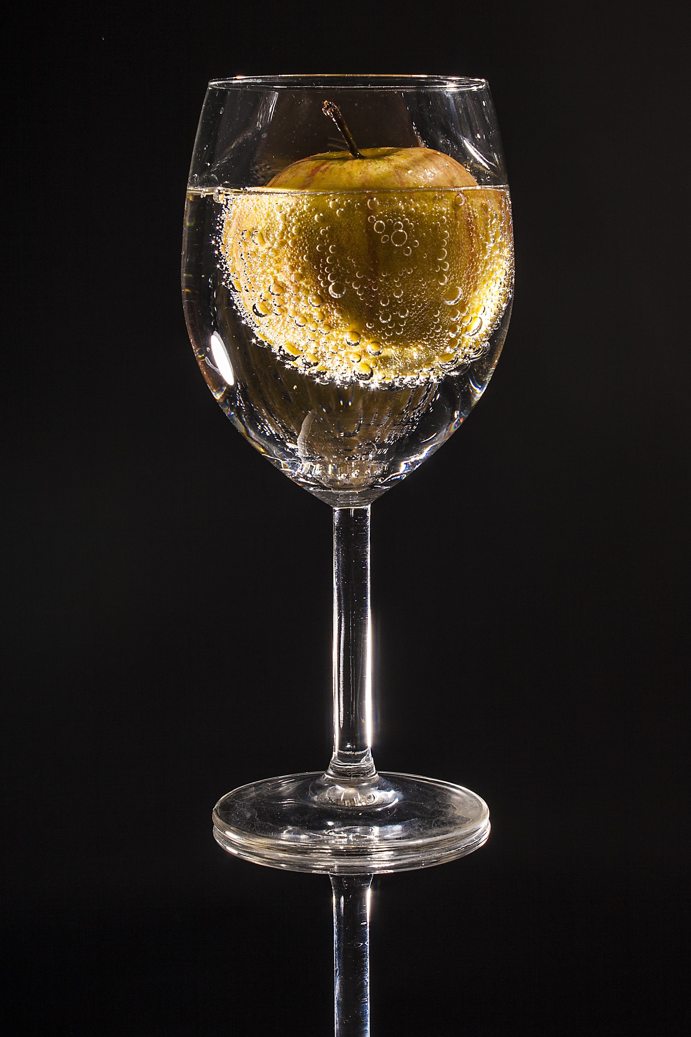 glass apple drop of water fruit drip water 4k, Phone HD Wallpaper