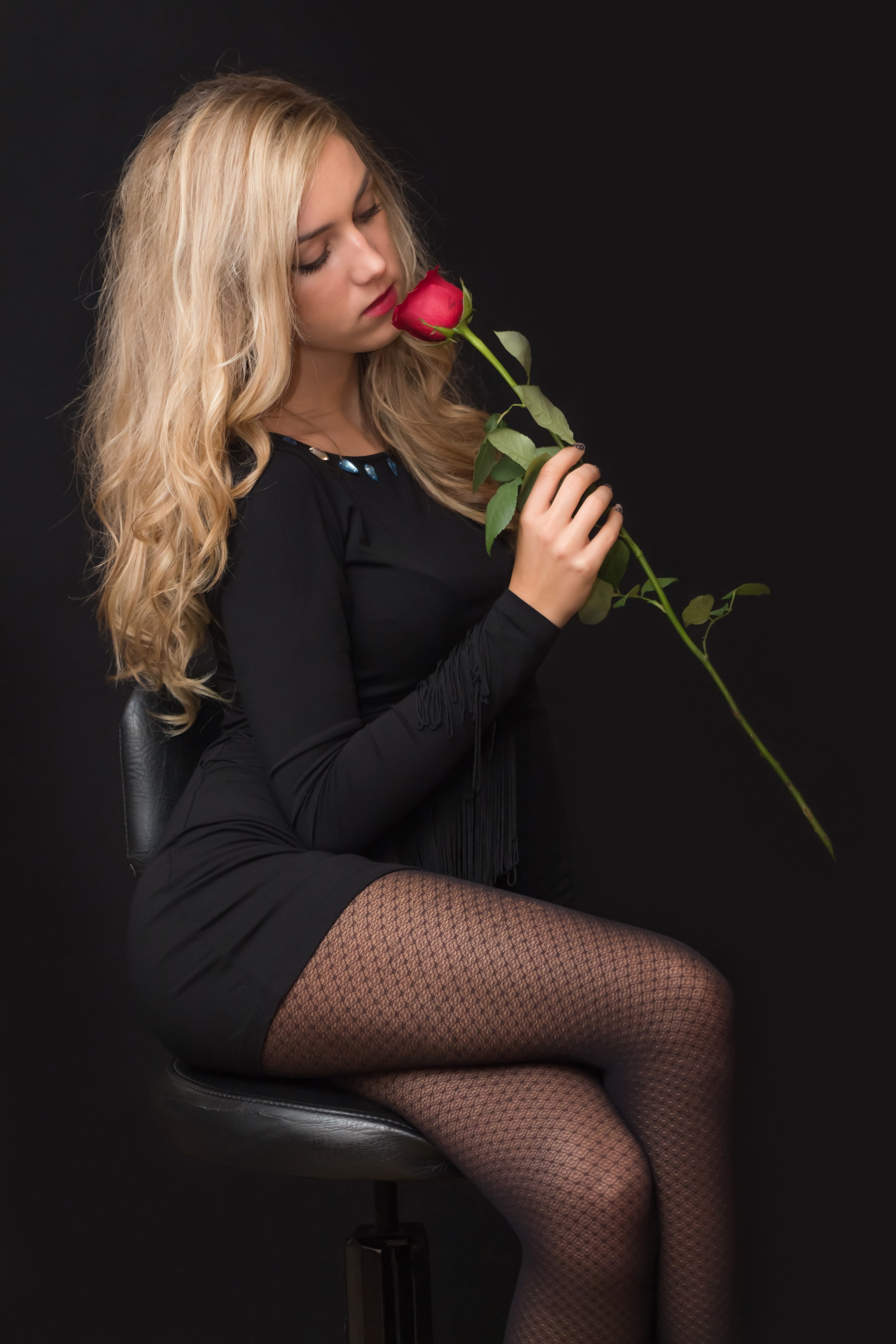 girl young woman blonde rose black young girl 4k, Phone HD Wallpaper