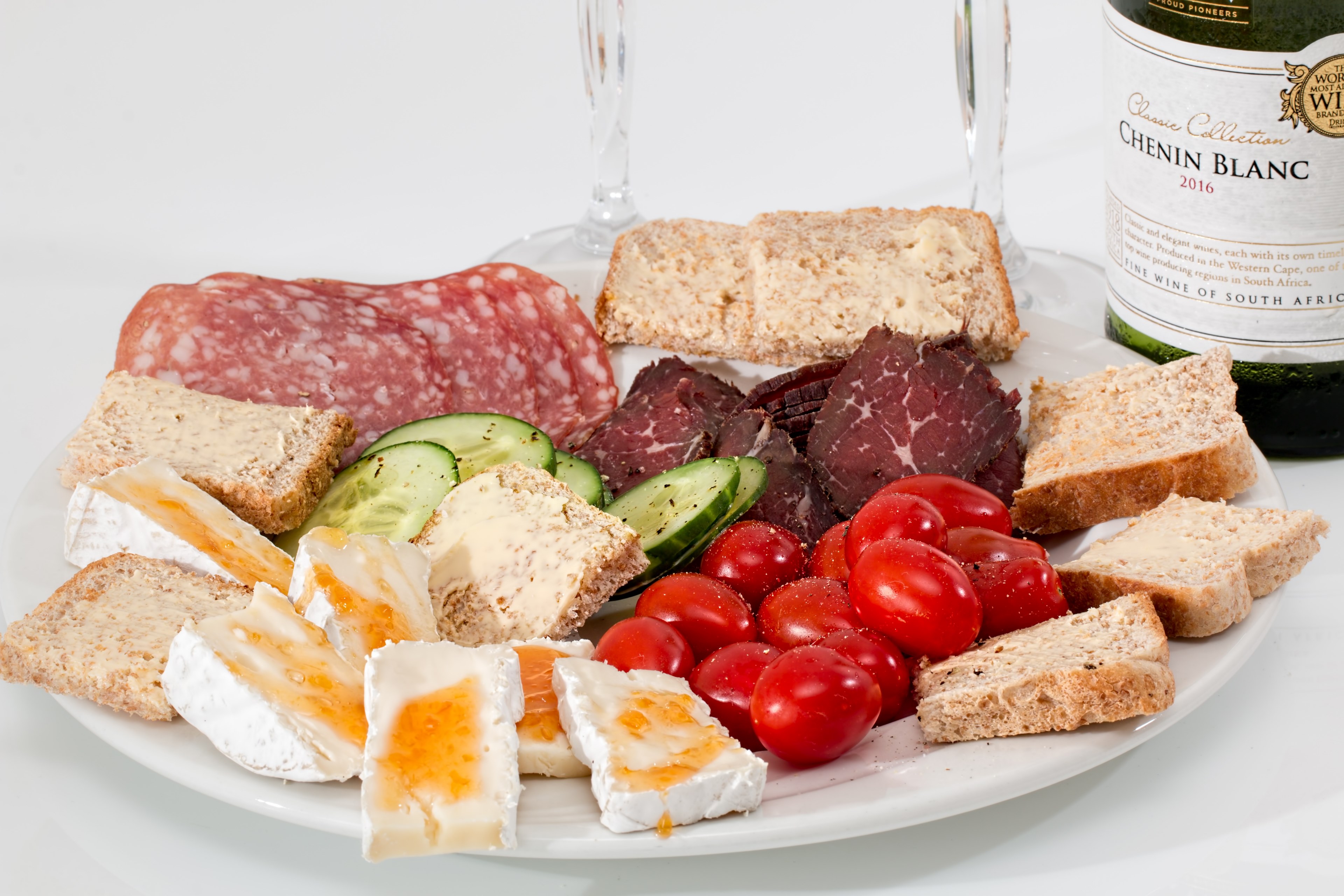 food platter cheese salami smoked beef tomato 4k, HD Wallpaper
