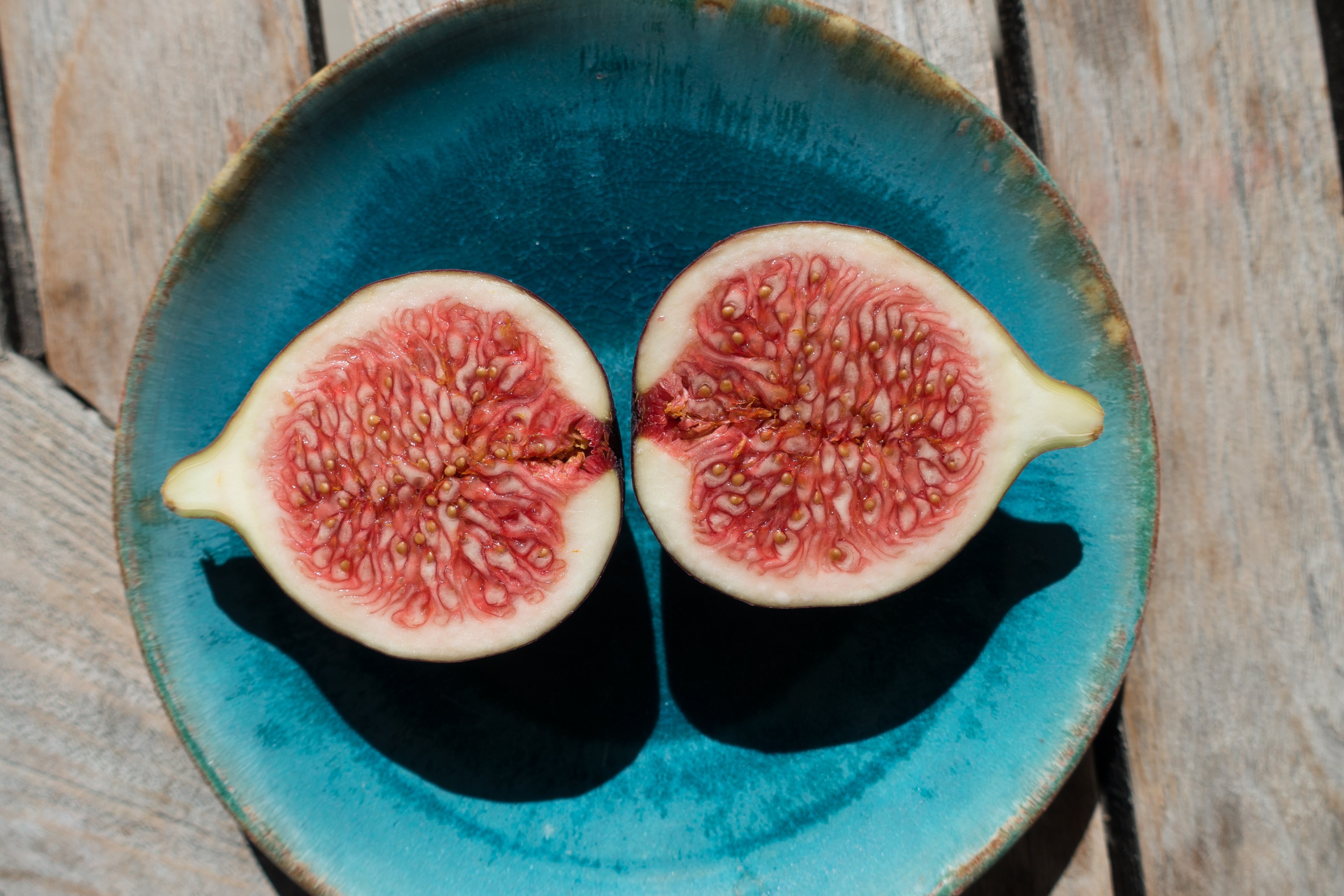 fig sliced plate wooden table dessert fruit 4k, HD Wallpaper
