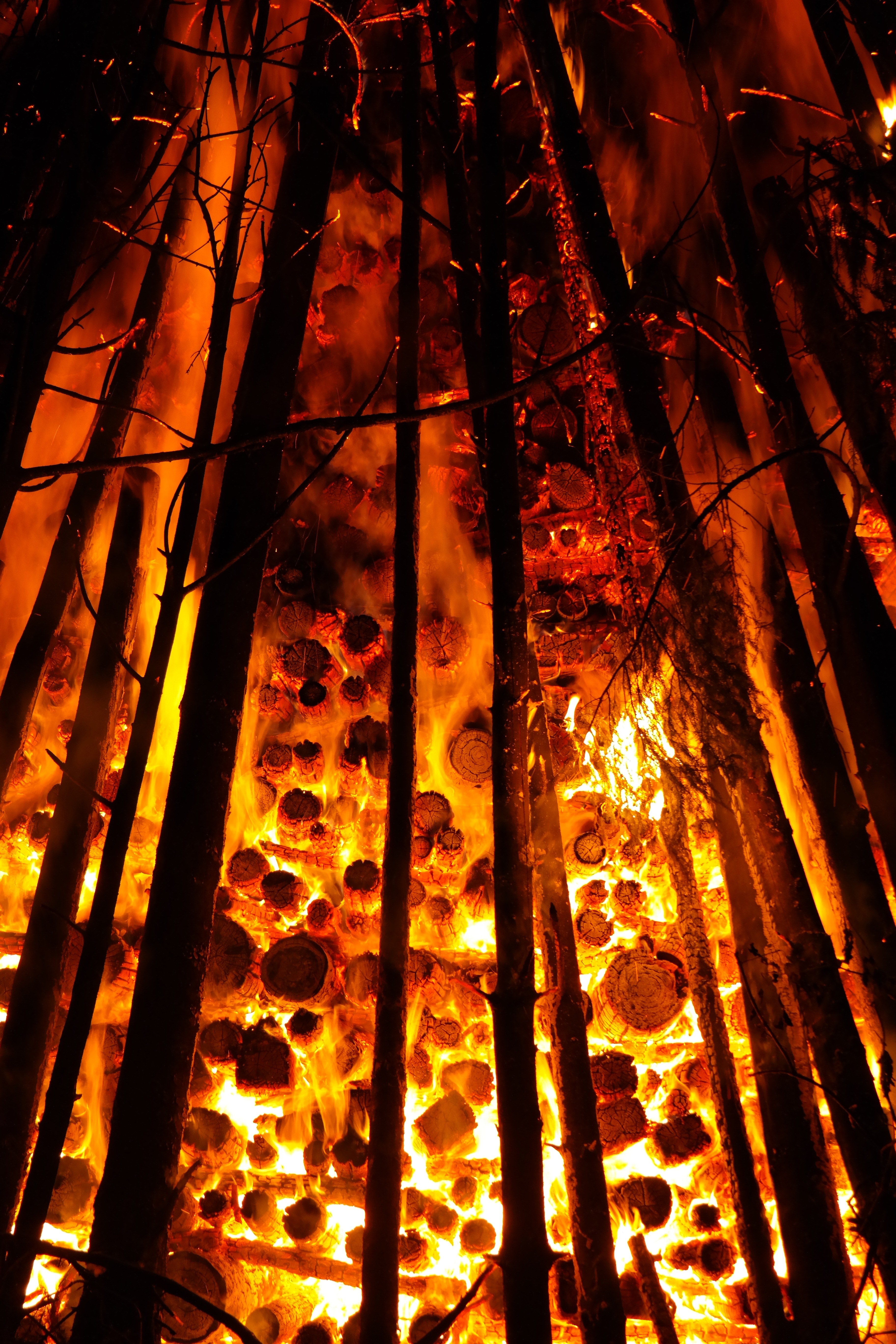 embers glow wood burn holzstapel glow oven 4k, Phone HD Wallpaper