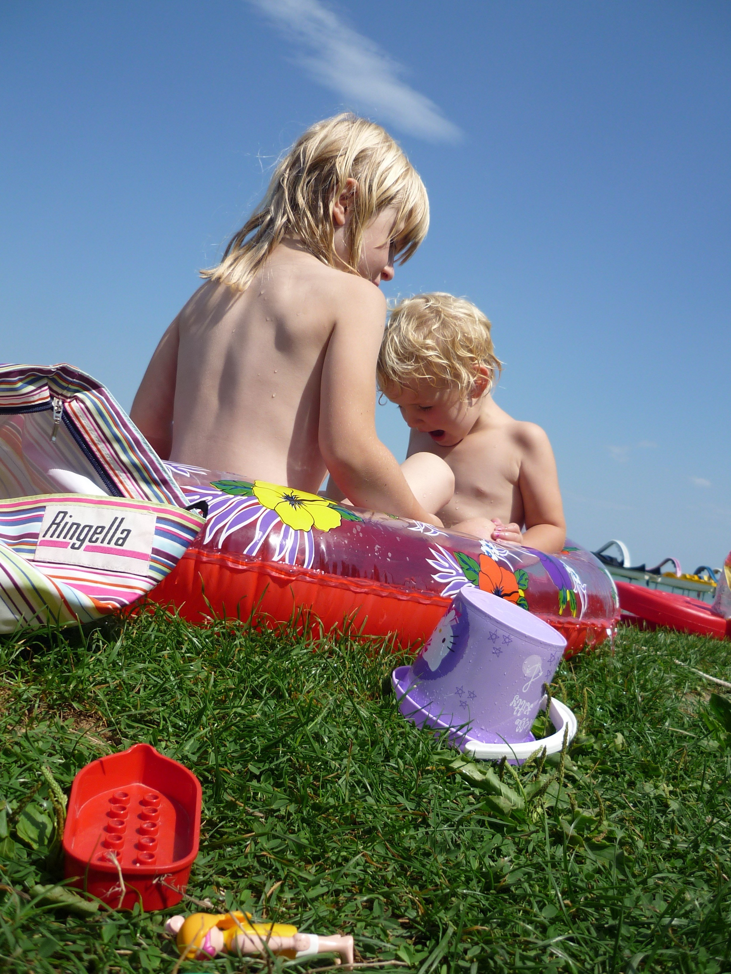 children beach blond swim sky skin sand bucket 4k, Phone HD Wallpaper