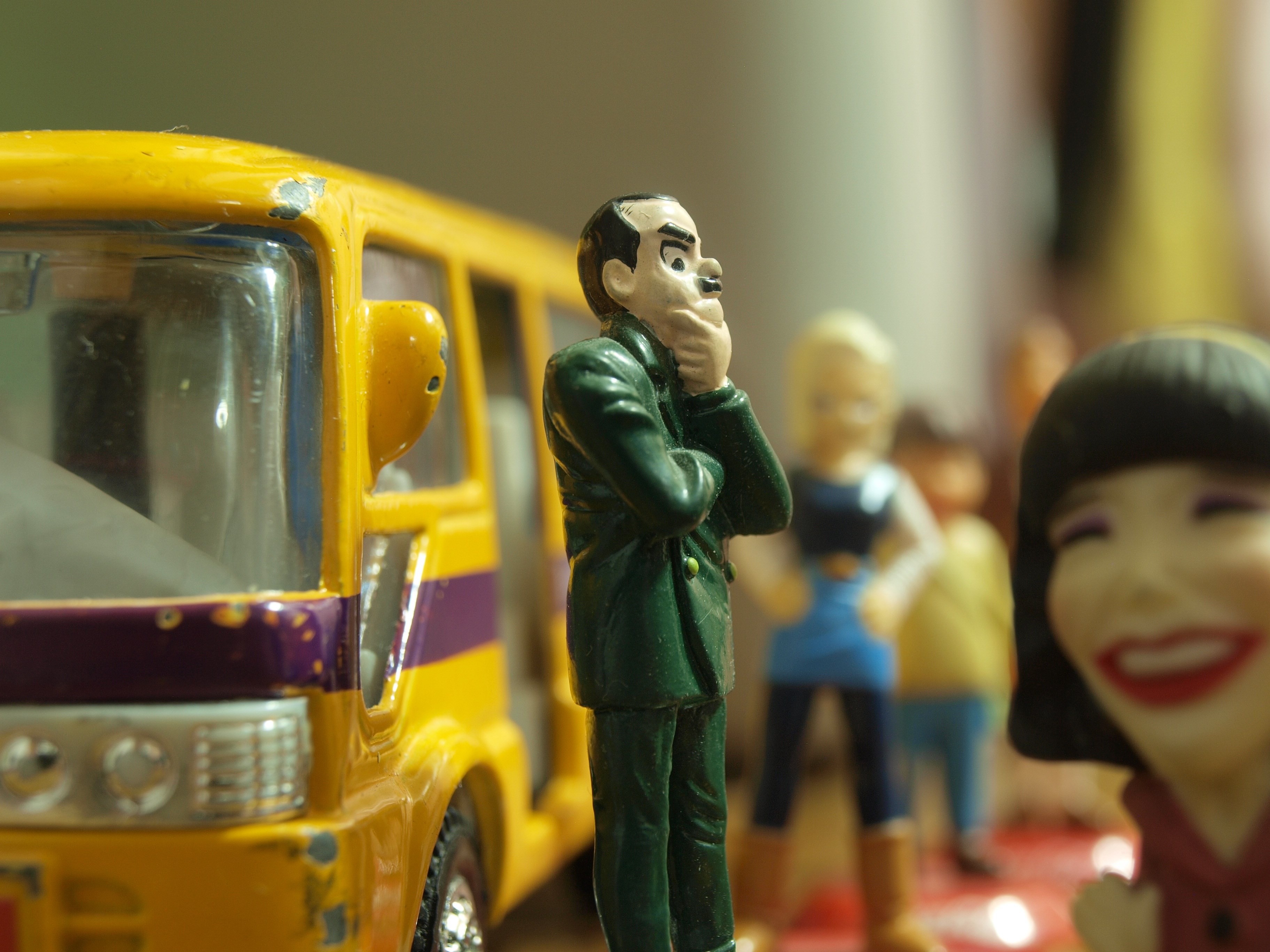 bus stop bus waiting john cleese worry worried 4k, HD Wallpaper
