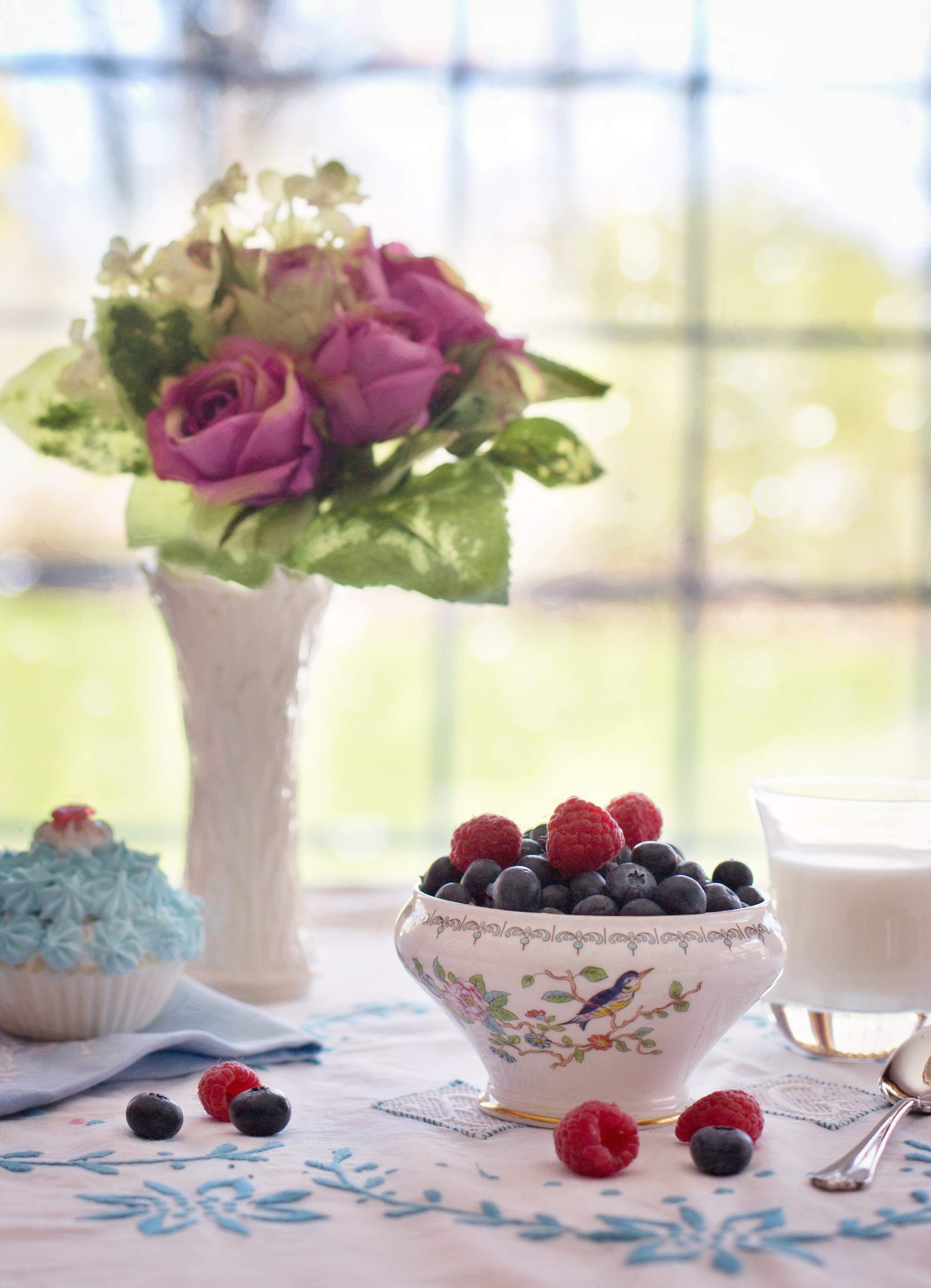 blueberries raspberries in bowl summer breakfast 4k, Phone HD Wallpaper