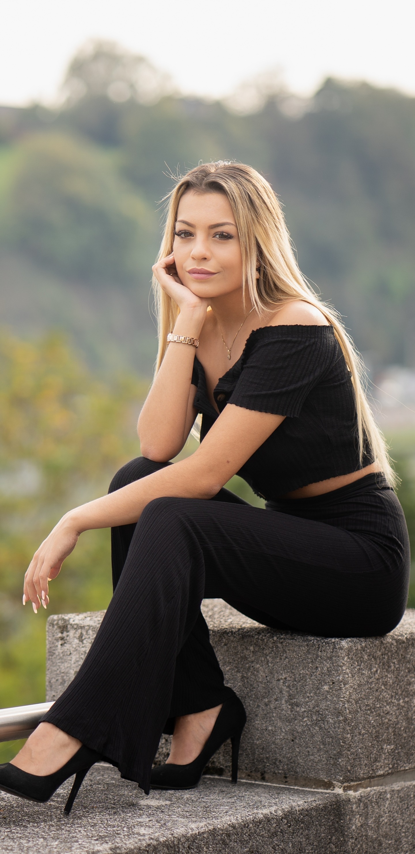 Women Model, Blonde, Depth Of Field, Smile, High Heels, Long Hair, 1440x2960, Phone HD Wallpaper
