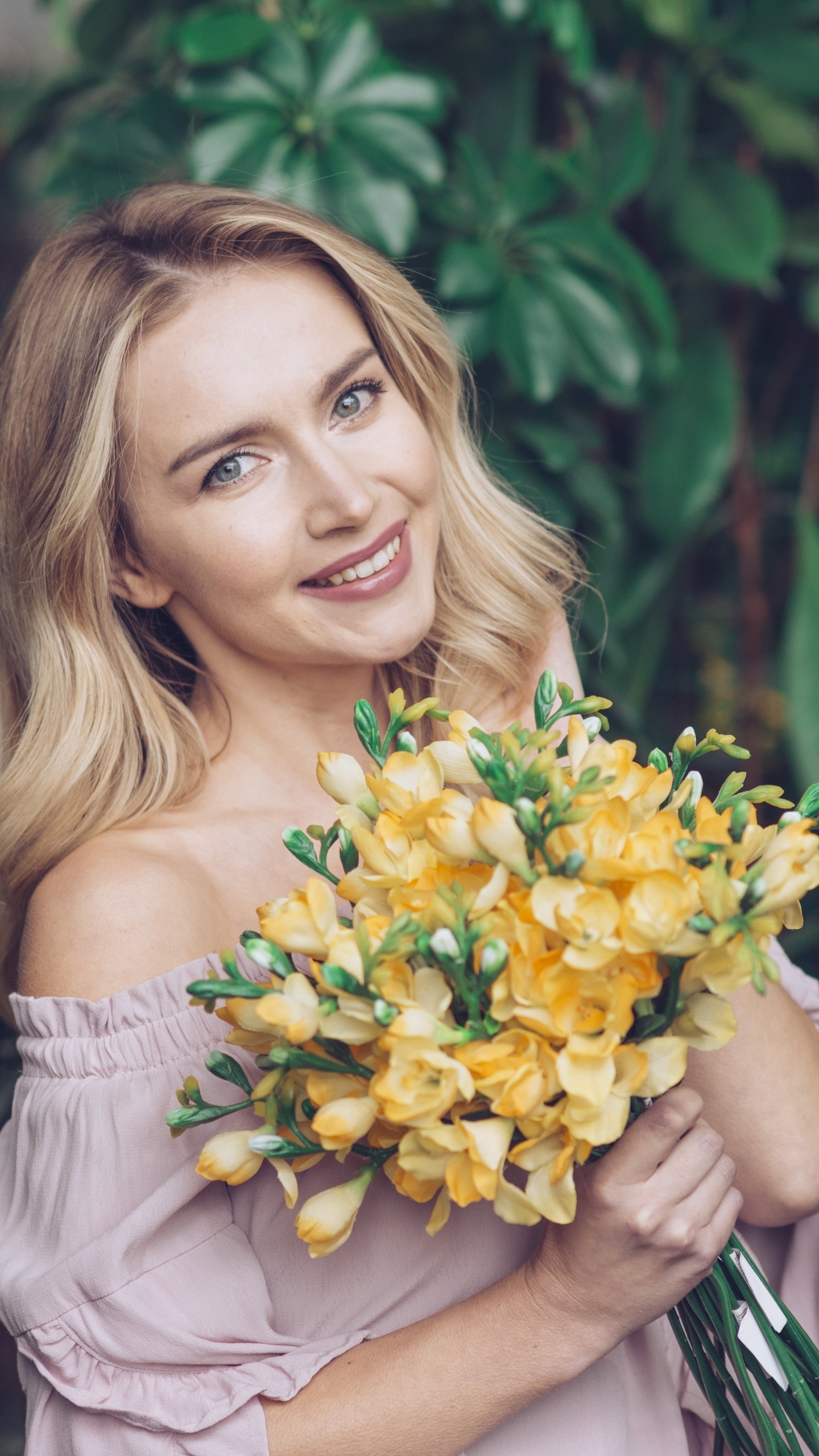 Women Model, Smile, Blonde, Bouquet, 1440x2560, Phone HD Wallpaper