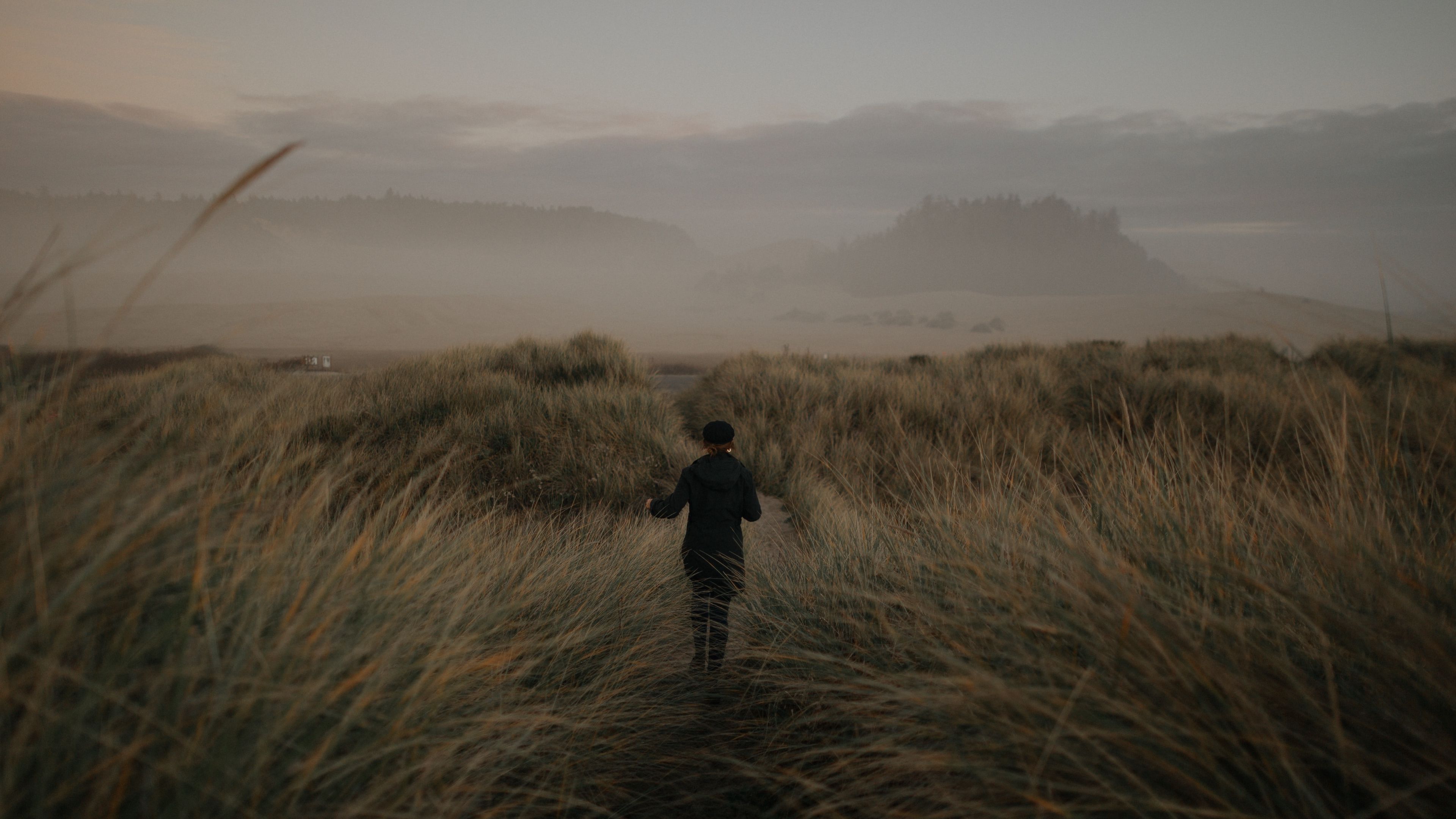 girl, hat, grass, fog, 4k, HD Wallpaper
