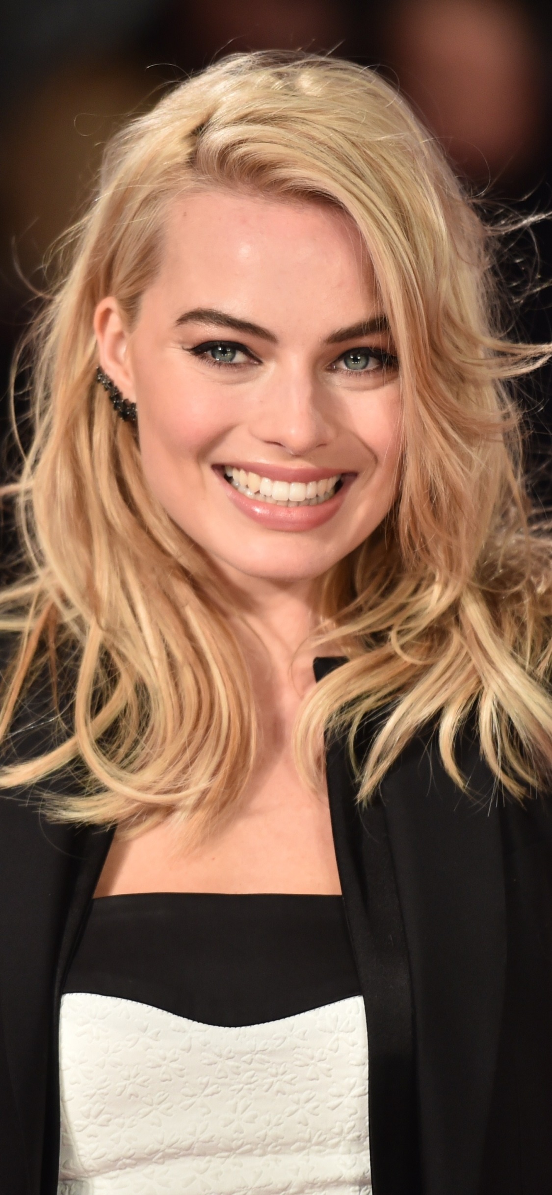 Celebrity Margot Robbie, Blonde, Australian, Actress, Smile, 1125x2436, Phone HD Wallpaper