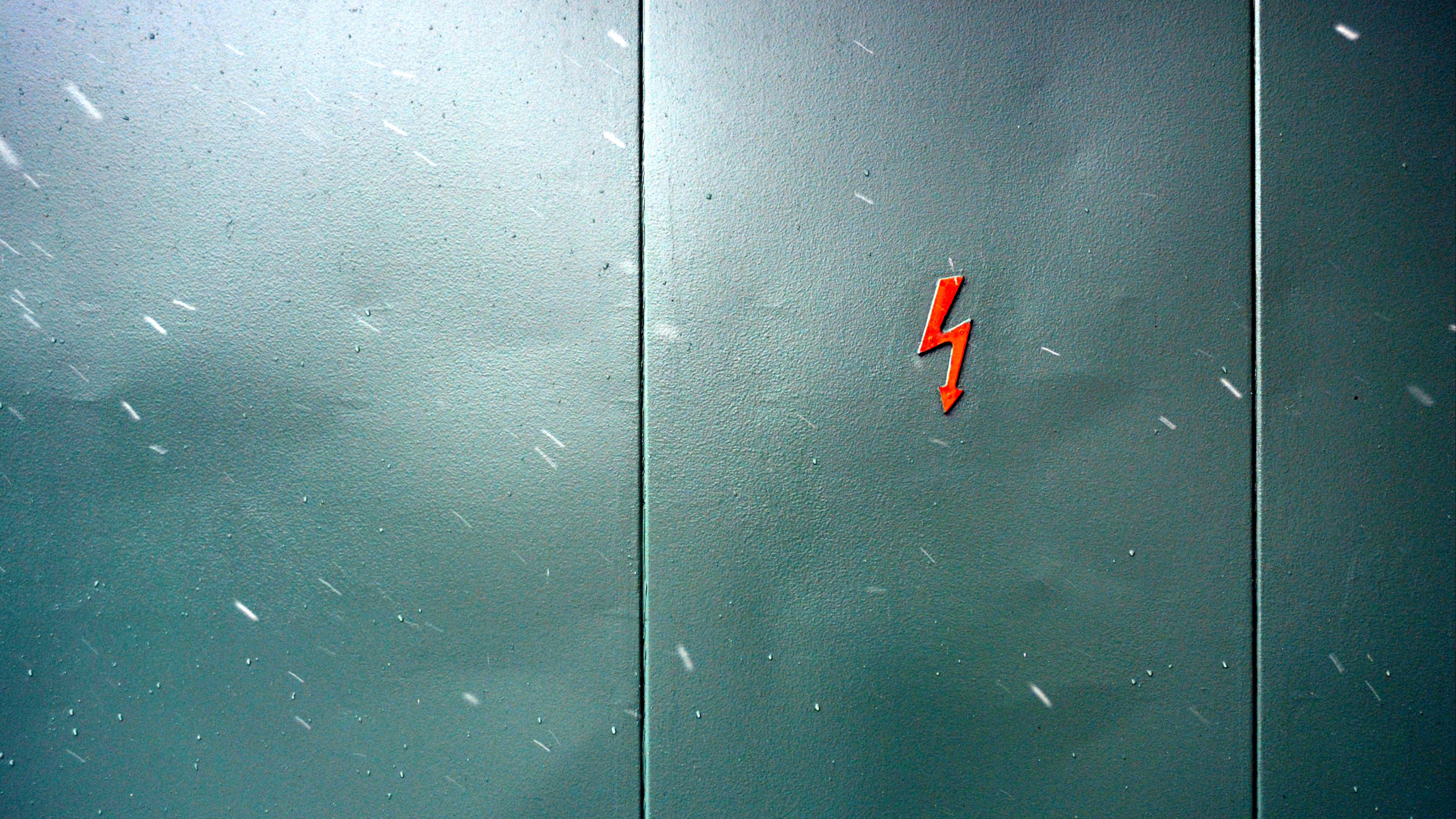 sign, danger, lightning, door, wall, 4k, HD Wallpaper