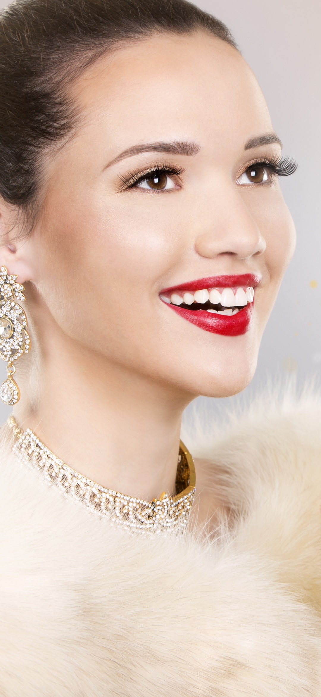 Women Model, Smile, Lipstick, Necklace, Brown Eyes, Face, 1080x2340, Phone HD Wallpaper
