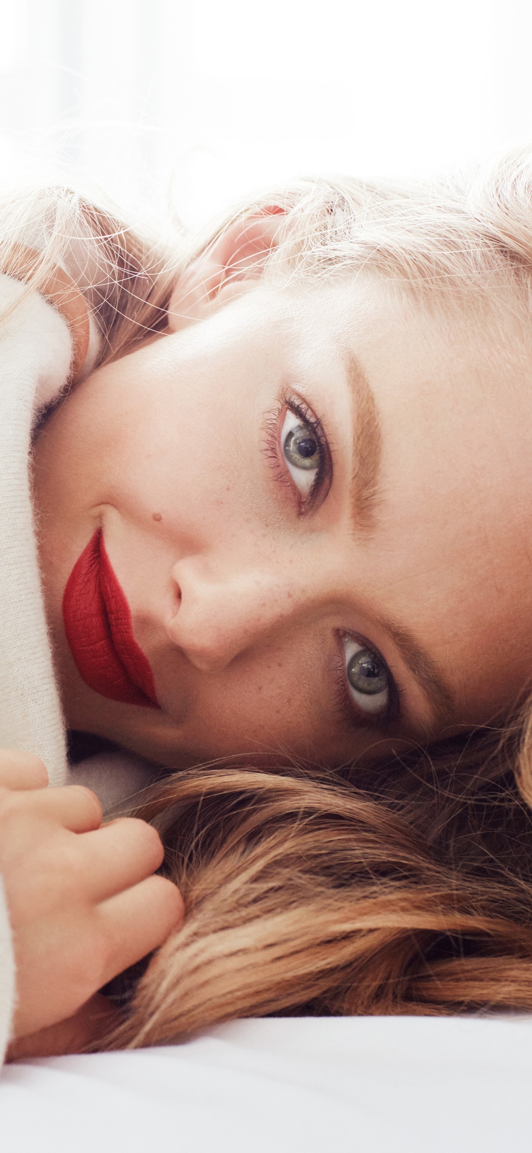Celebrity Amanda Seyfried, Blonde, Actress, American, Green Eyes, Lipstick, 1080x2340, Phone HD Wallpaper