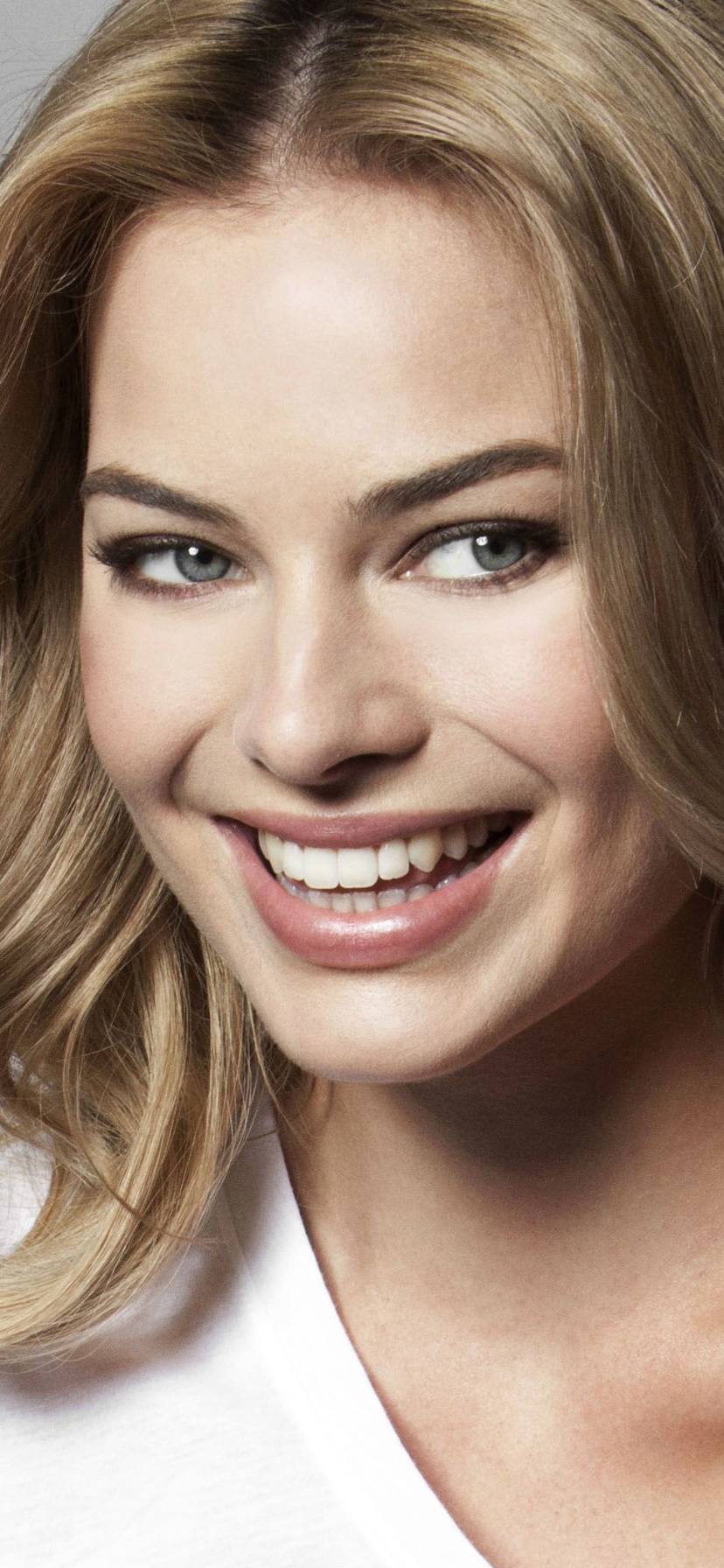 Celebrity Margot Robbie, Smile, Blonde, 828x1792, Phone HD Wallpaper