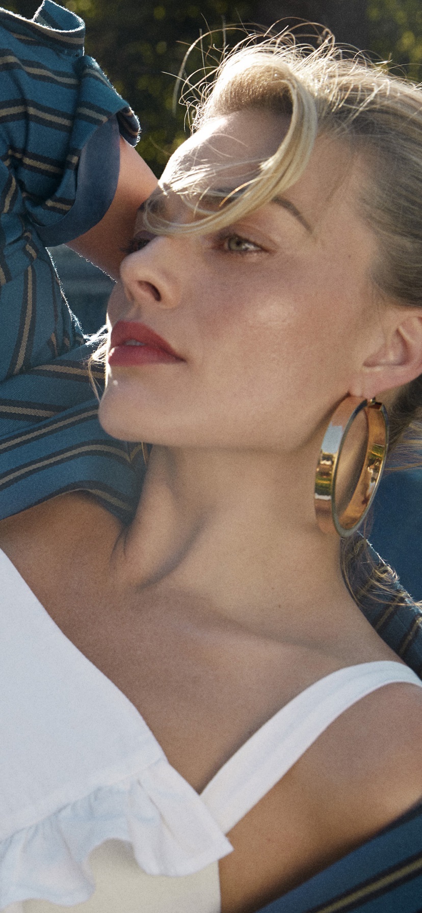 Celebrity Margot Robbie, Blonde, Earrings, Actress, 828x1792, Phone HD Wallpaper