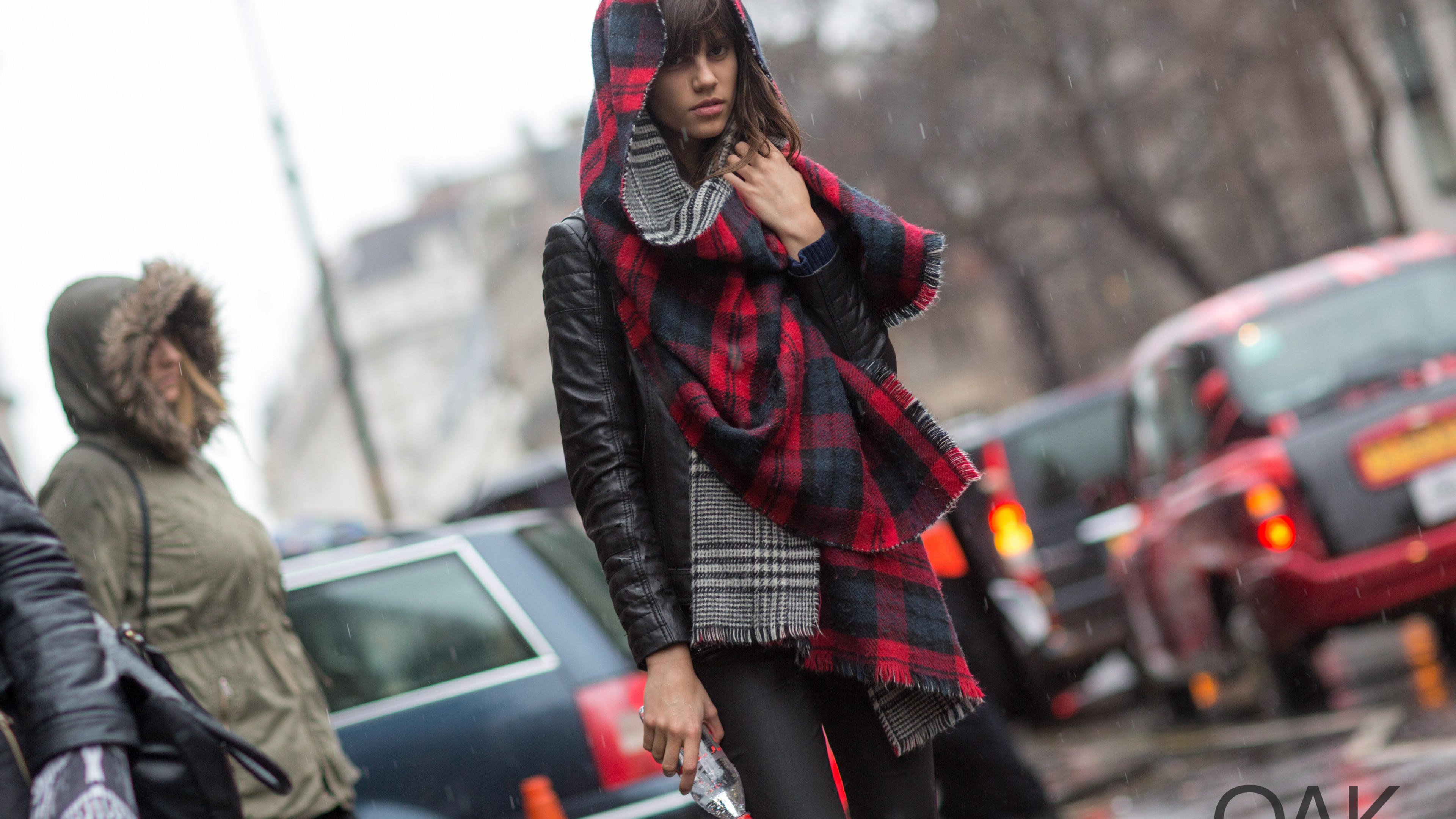 Mica Arganaraz, model, spring 2015 top models, brunette, street, rain, look, HD Wallpaper