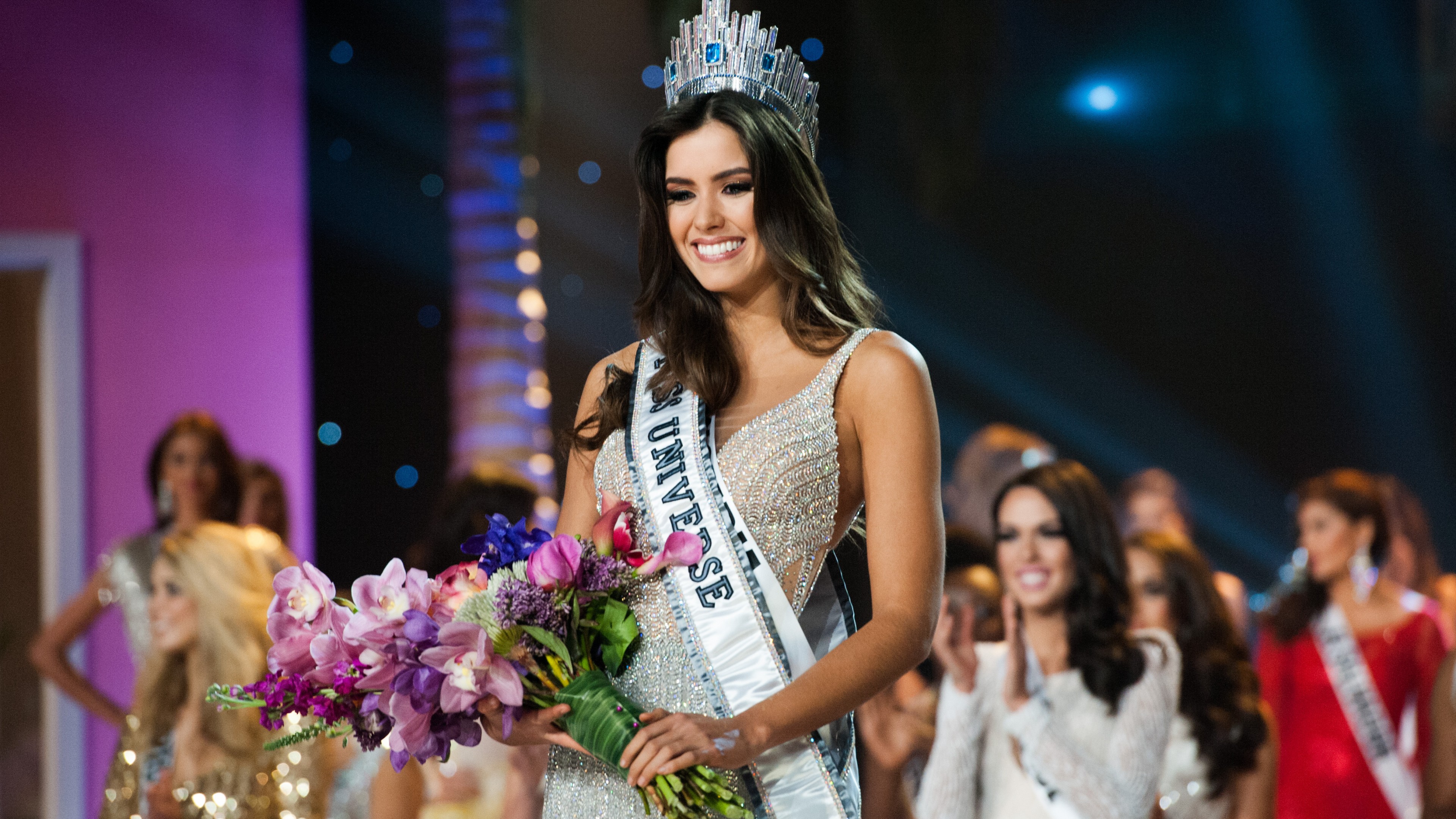 Paulina Vega, Miss Universe 2015, Miss Colombia, model, Paulina Vega Dieppa, Beauty Pageant, white dress, flowers, smile, brunette, crown, HD Wallpaper