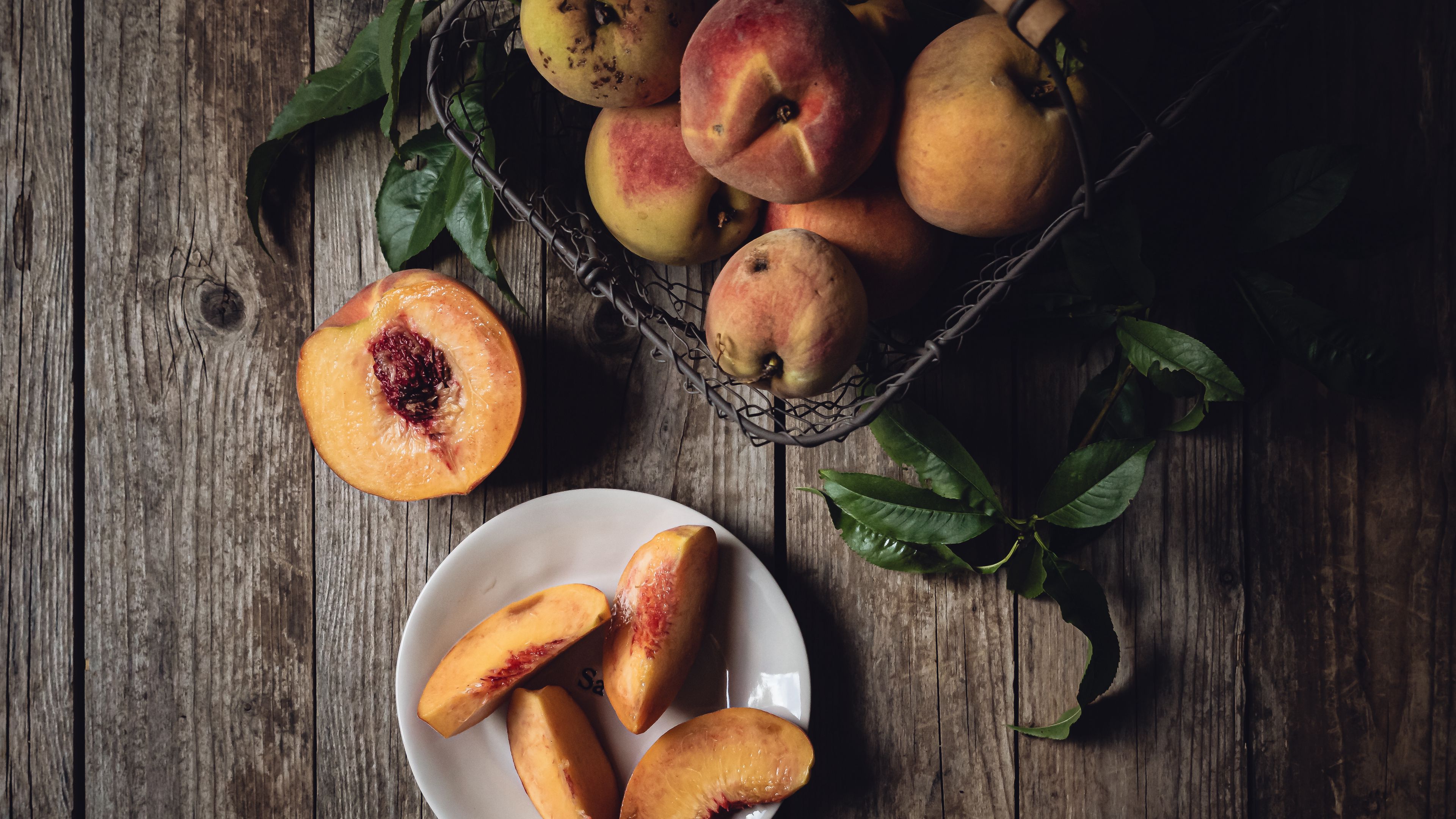 peach, fruit, wooden, plate, 4k, HD Wallpaper