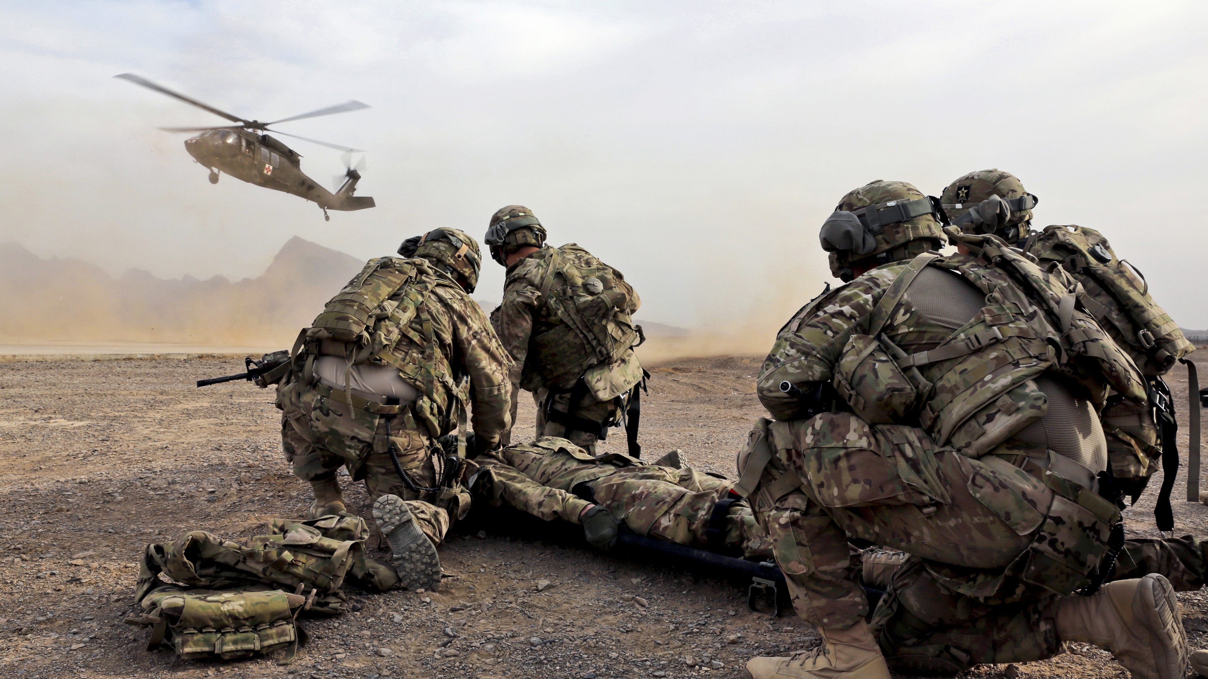 soldier, rescue mission, helicopter, uniform, desert, HD Wallpaper