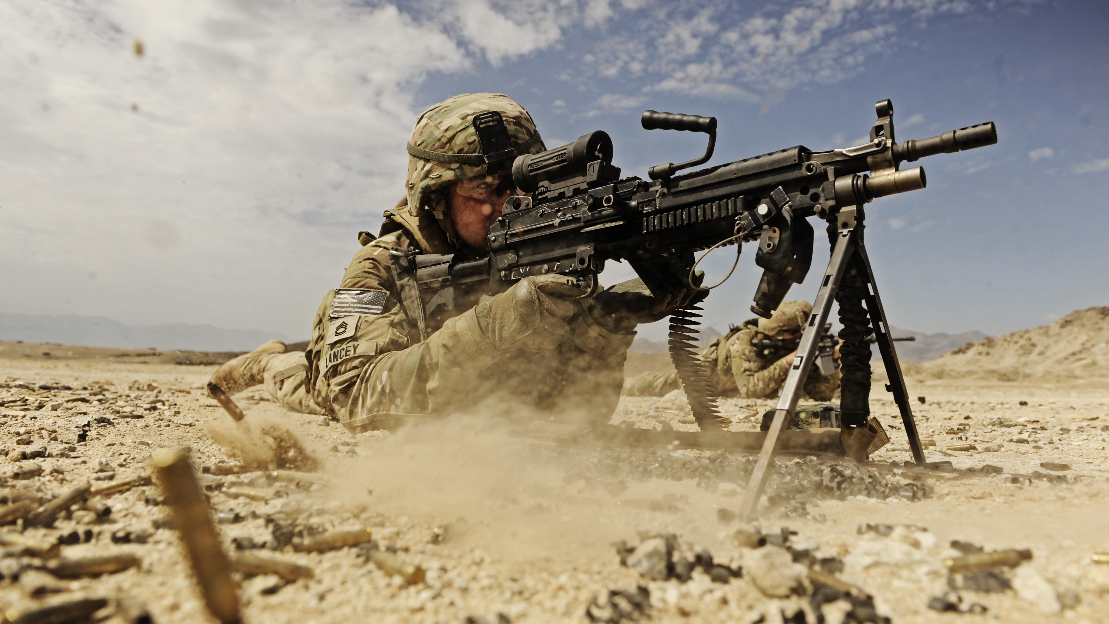 soldier, M249 LMG machine gun U.S. Army, firing, dust, sand, HD Wallpaper