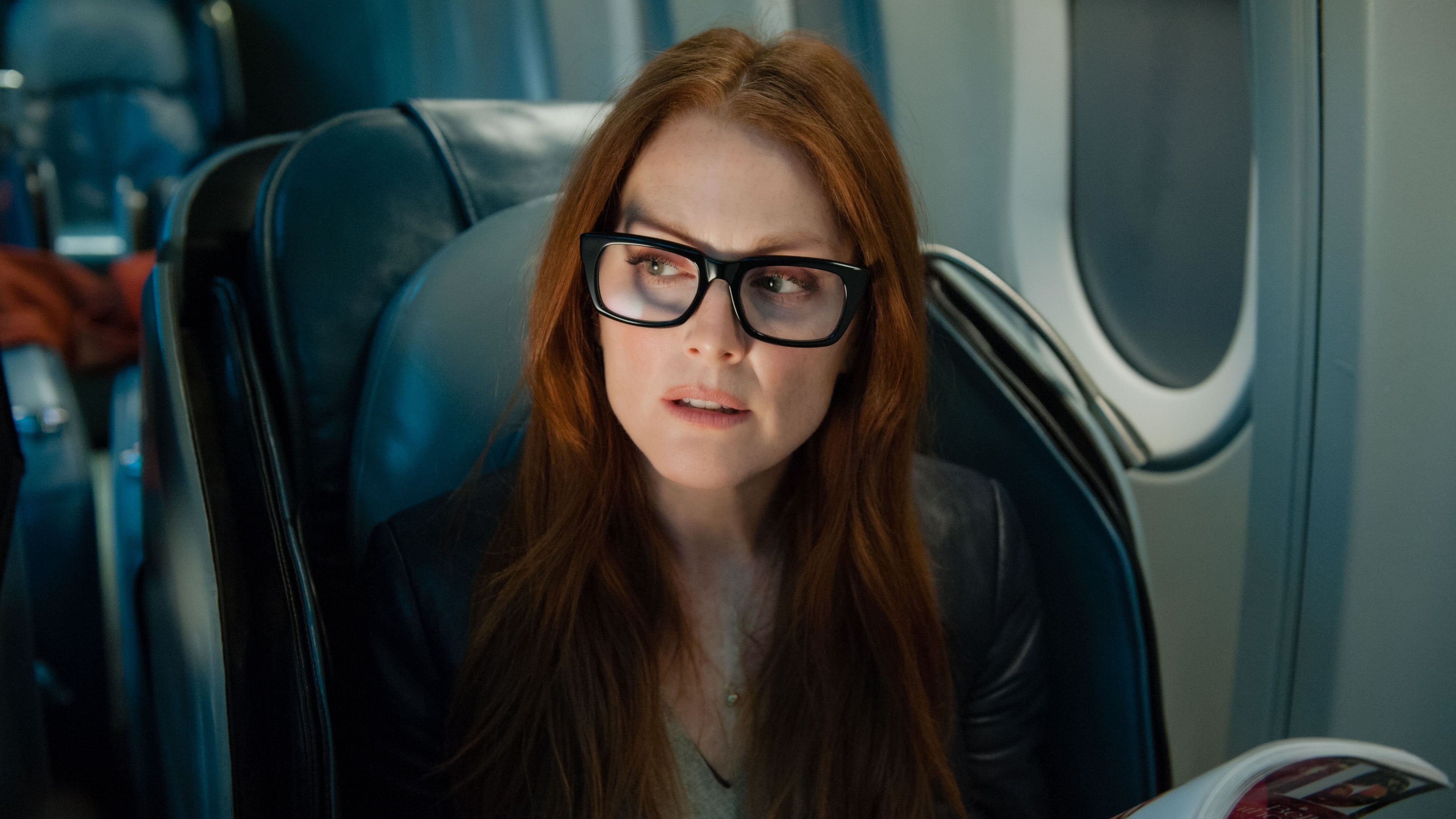Julianne Moore, Julie Anne Smith, Actress, model, sofa, red hair, lion, cub, look, room, interior, HD Wallpaper