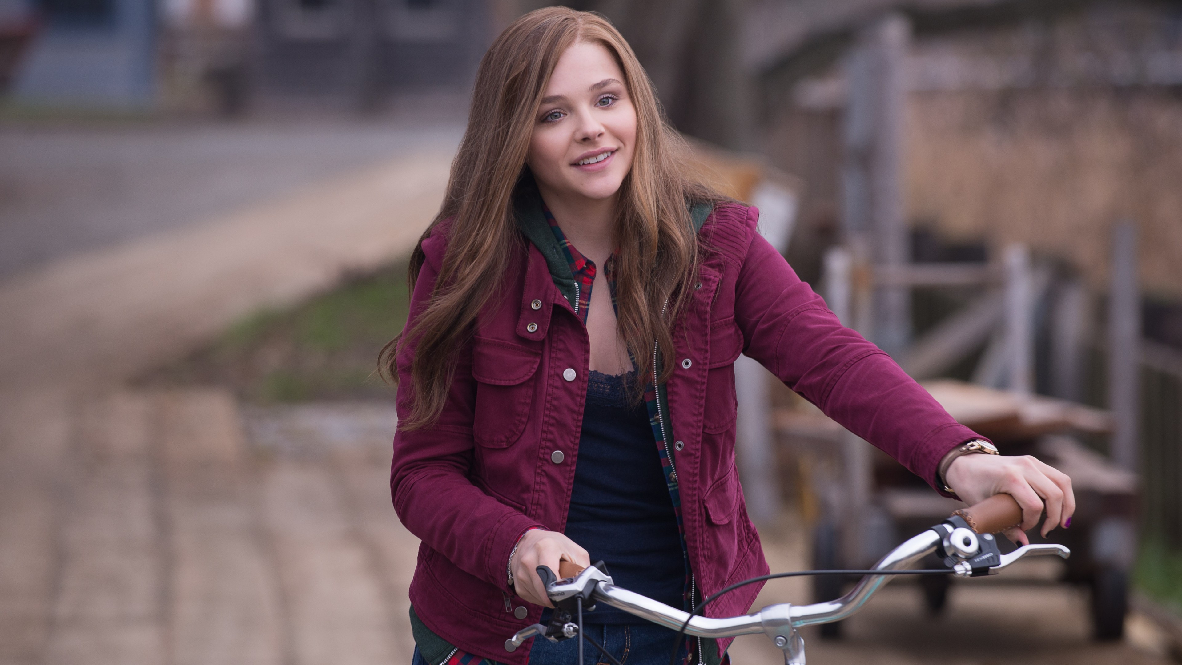 Chloe Moretz, actress, blonde, red, room, long hair, pink, shirt, HD Wallpaper
