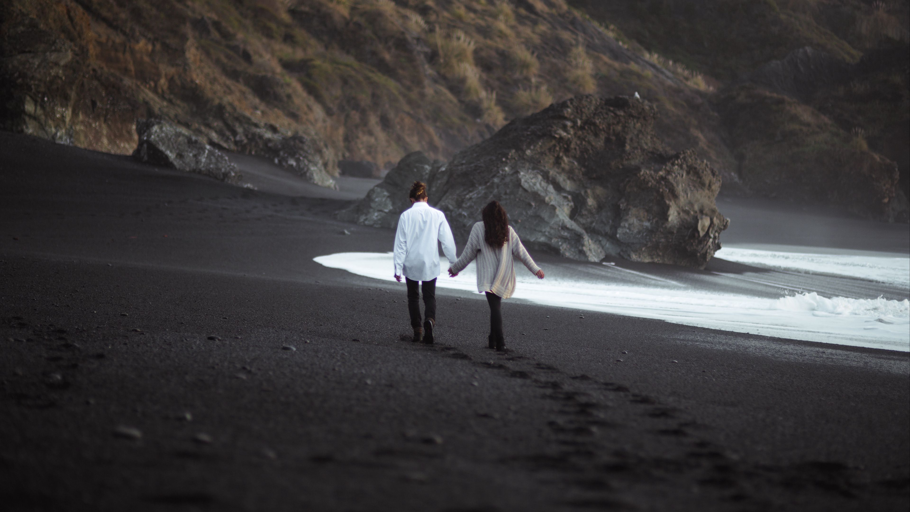 couple, beach, love, romance, 4k, HD Wallpaper