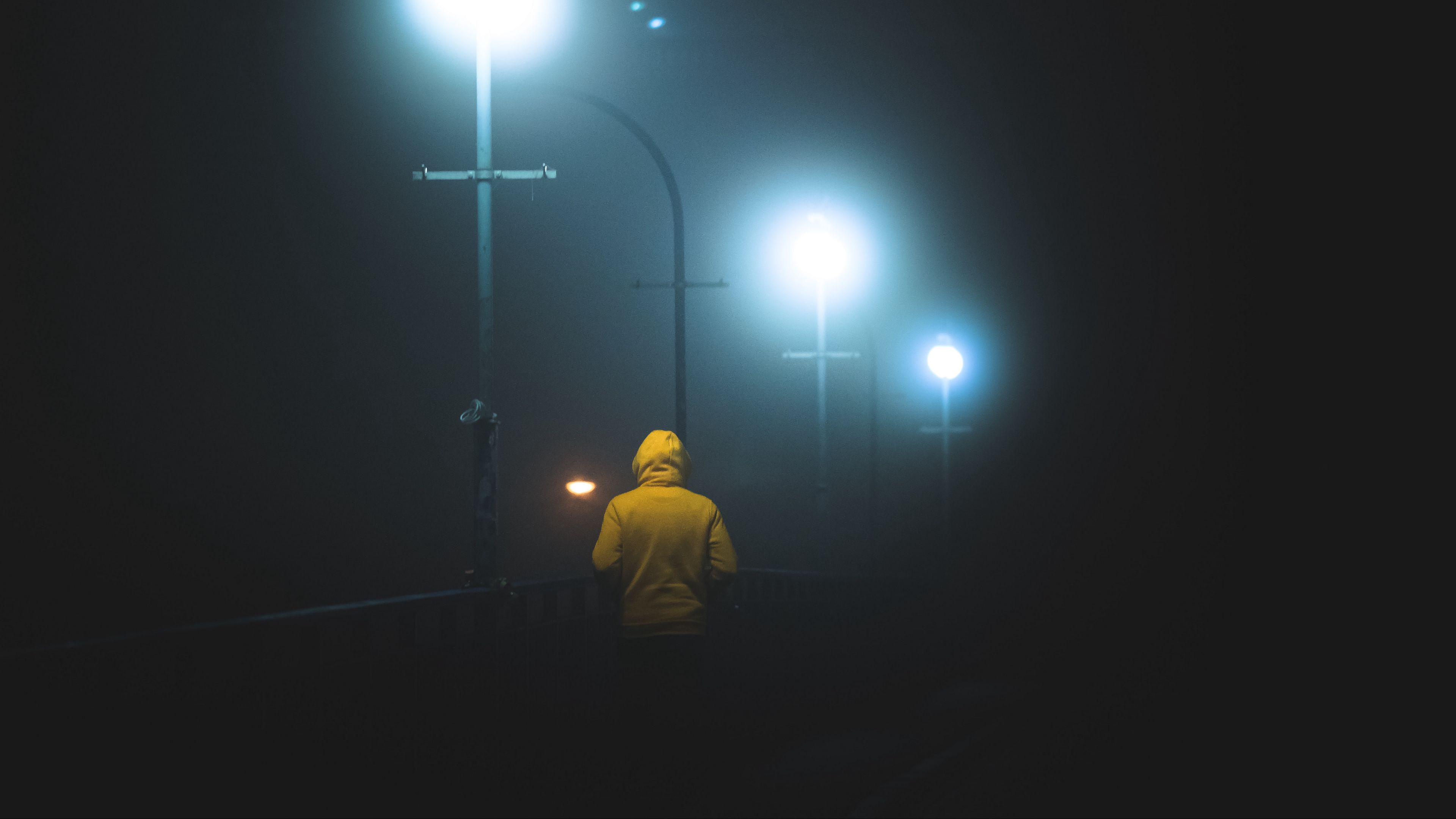 man, lanterns, fog, night, dark, 4k, HD Wallpaper