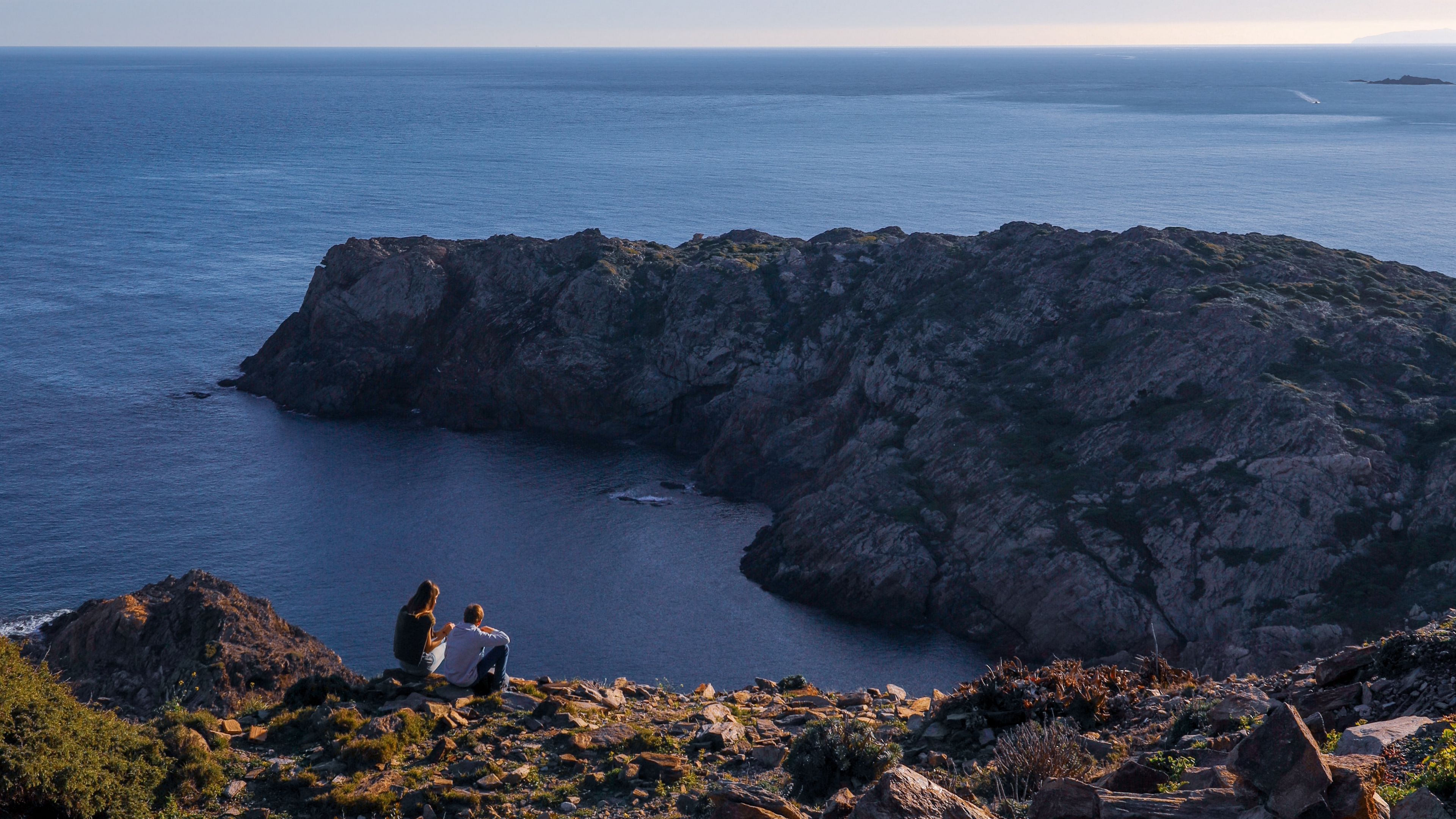 couple, mountains, cliff, sea, 4k, HD Wallpaper