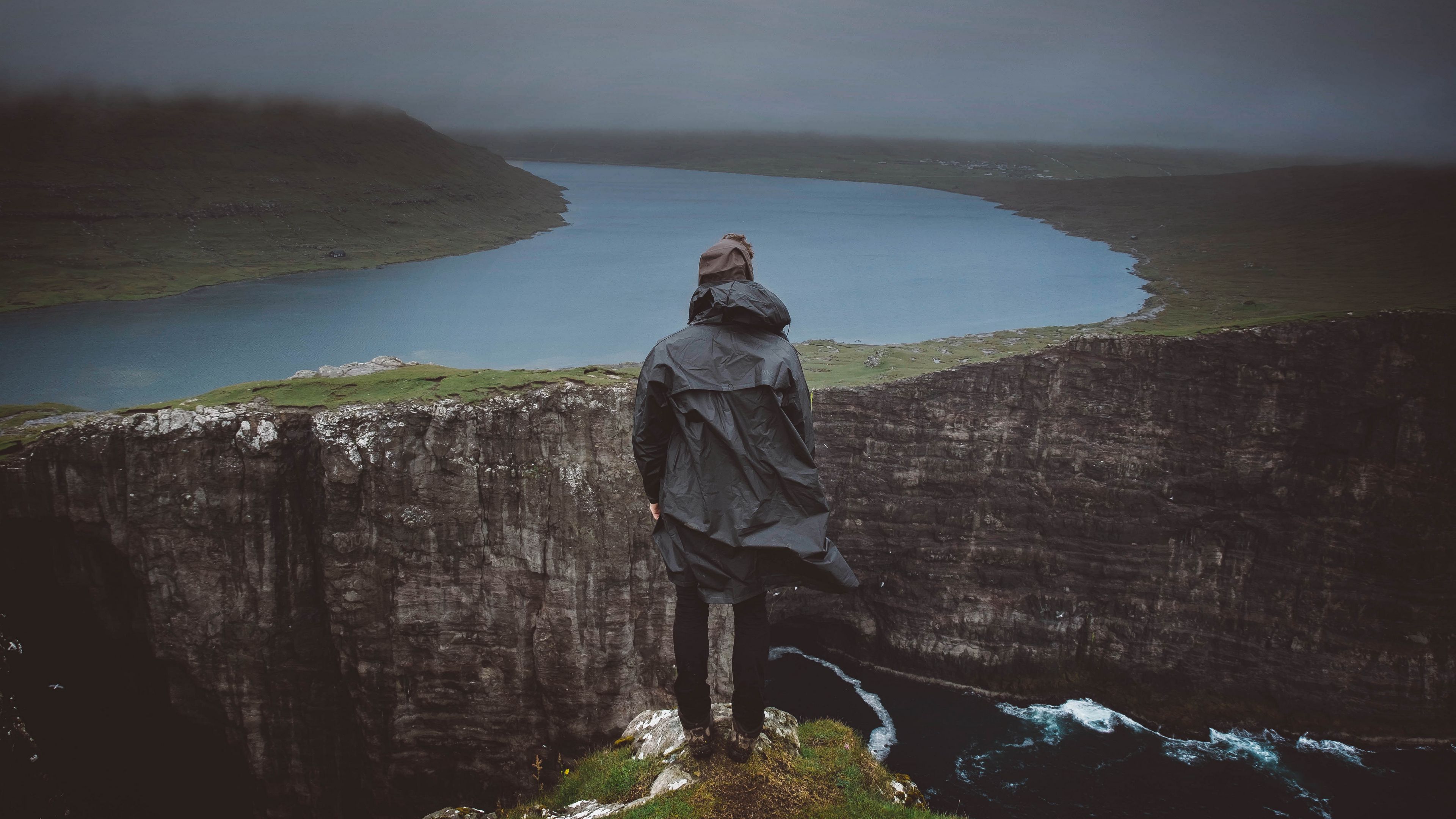 man, cliff, river, fog, landscape, 4k, HD Wallpaper