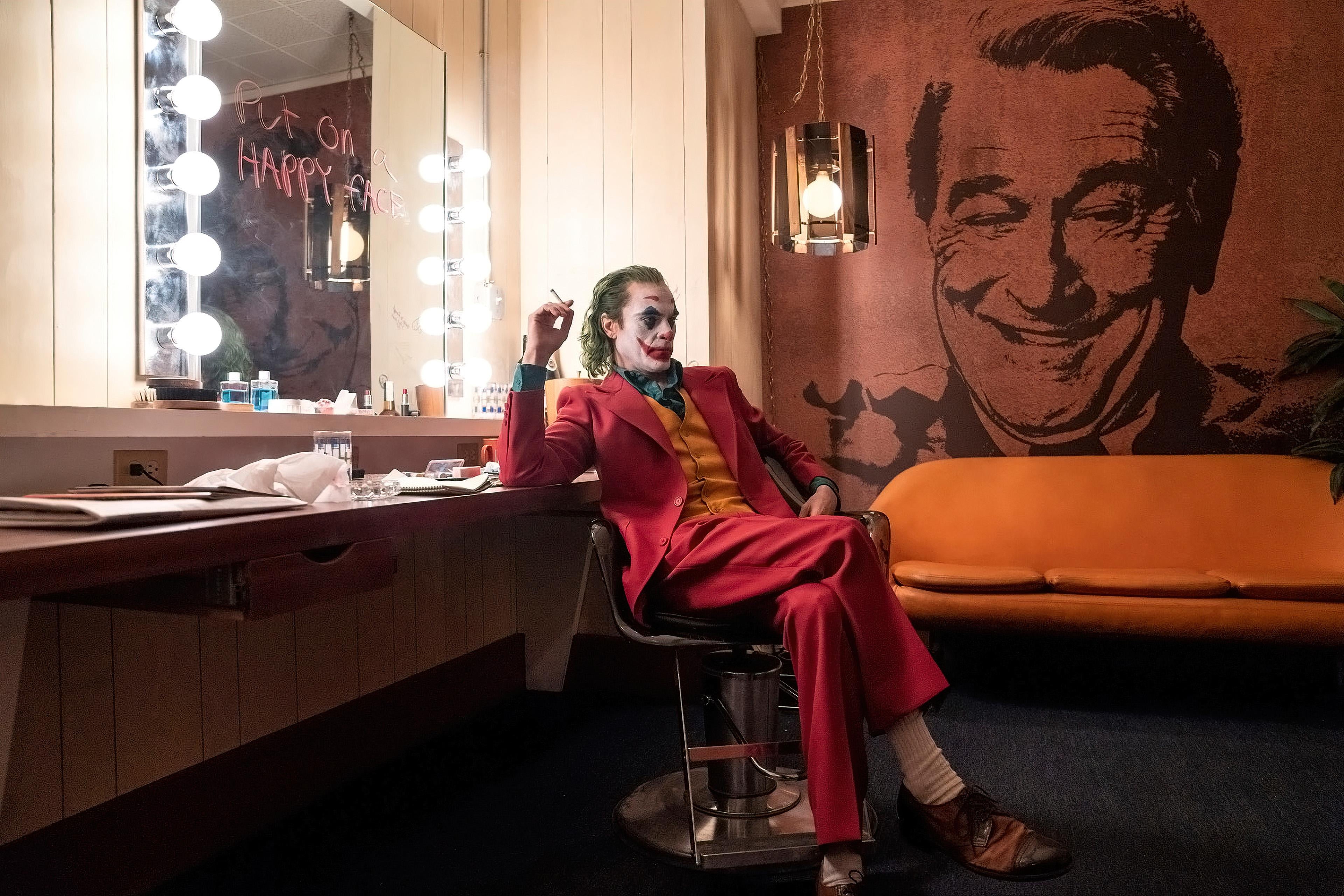 Joaquin Phoenix, 4K, Robert DeNiro, Joker, happy face, movies, couch, mirror, makeup, HD Wallpaper