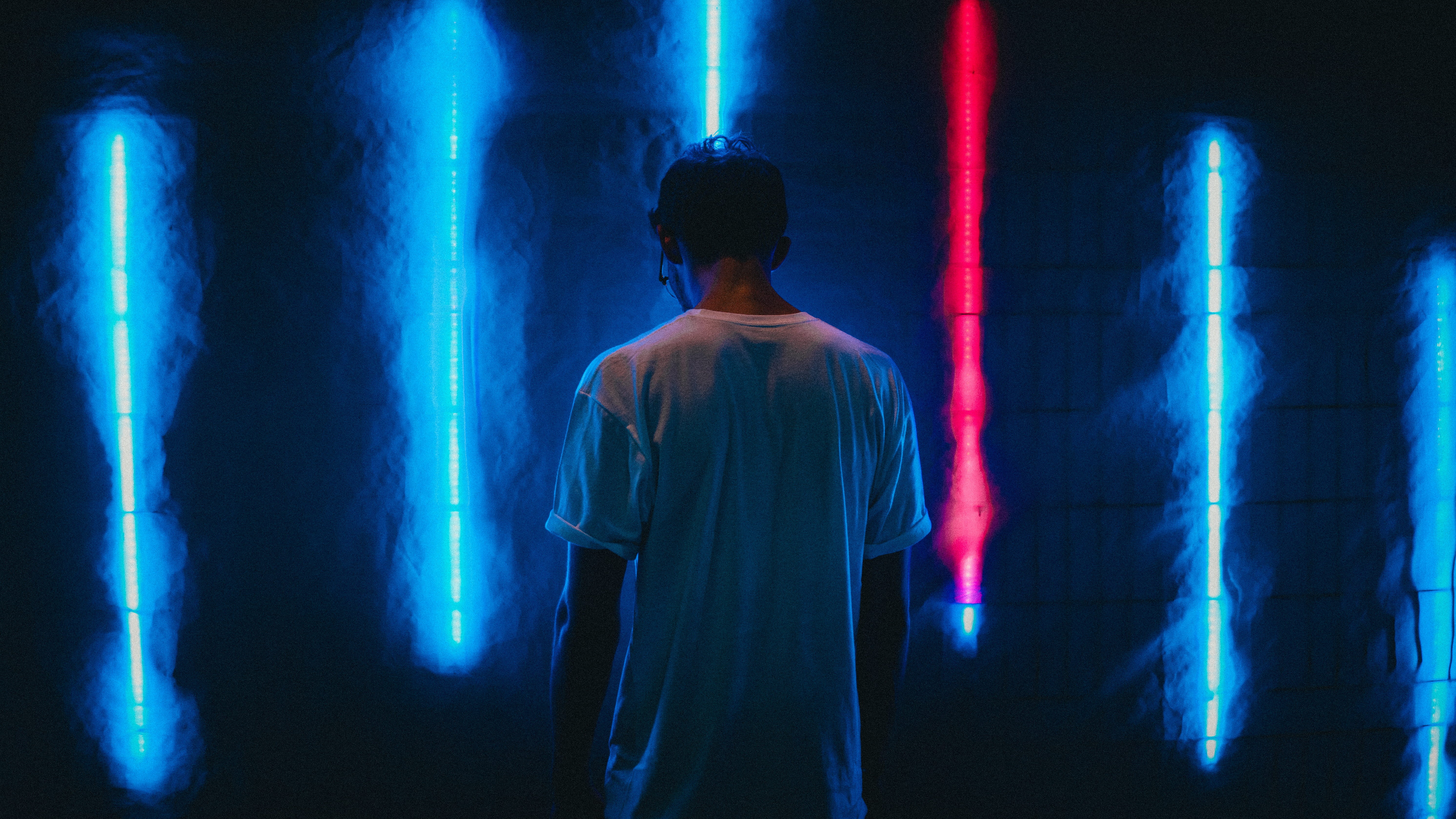 dark, light - natural phenomenon, illuminated, waist up, standing, man, stage - performance space, tree, led, lighting equipment, nightclub, blue, street, HD Wallpaper