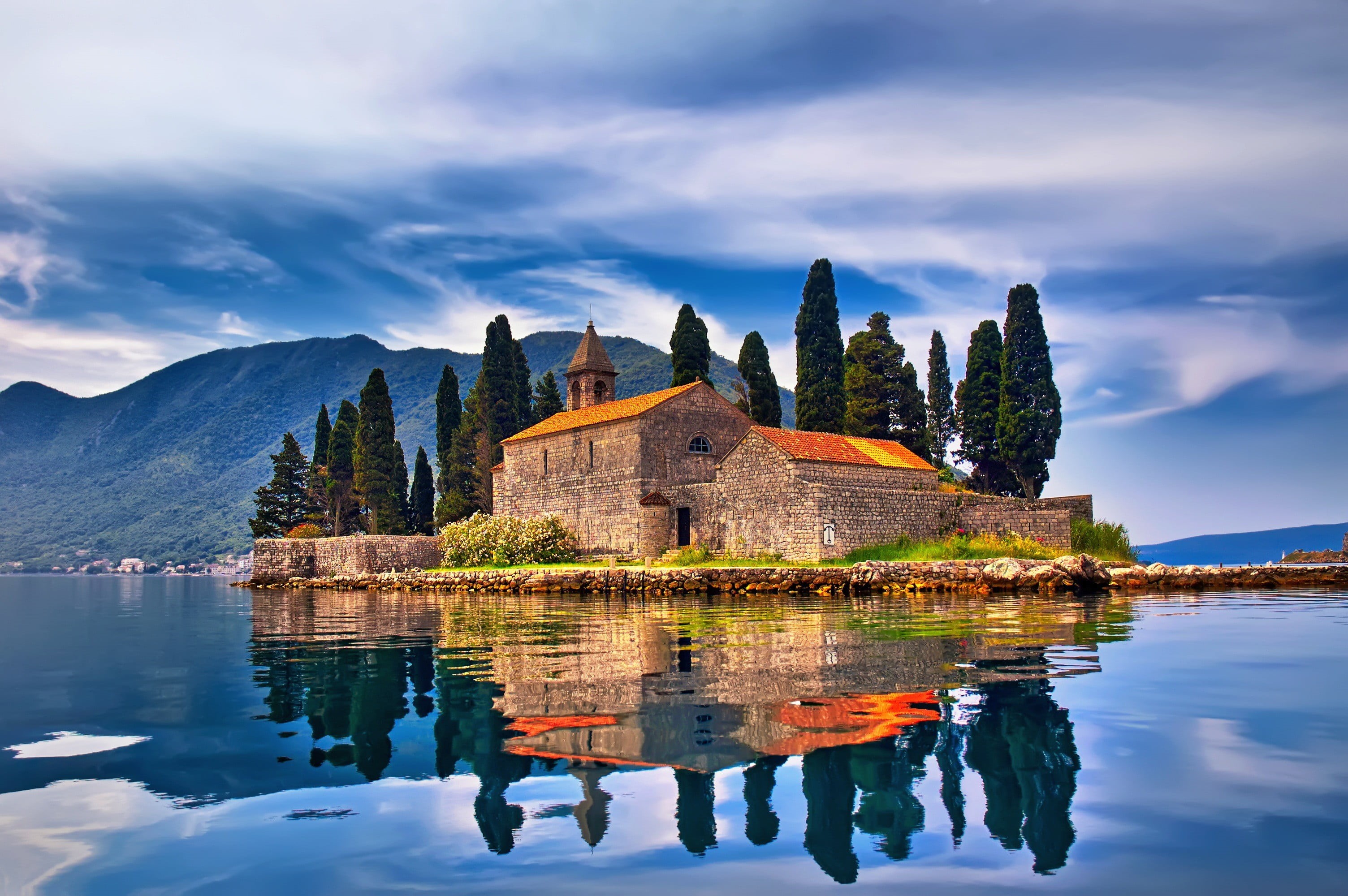 brown, waterfront, architecture, tranquility, house, 2K, water, travel destinations, built structure, lake, travel, cloud - sky, mountains, surround, beauty in nature, HD Wallpaper