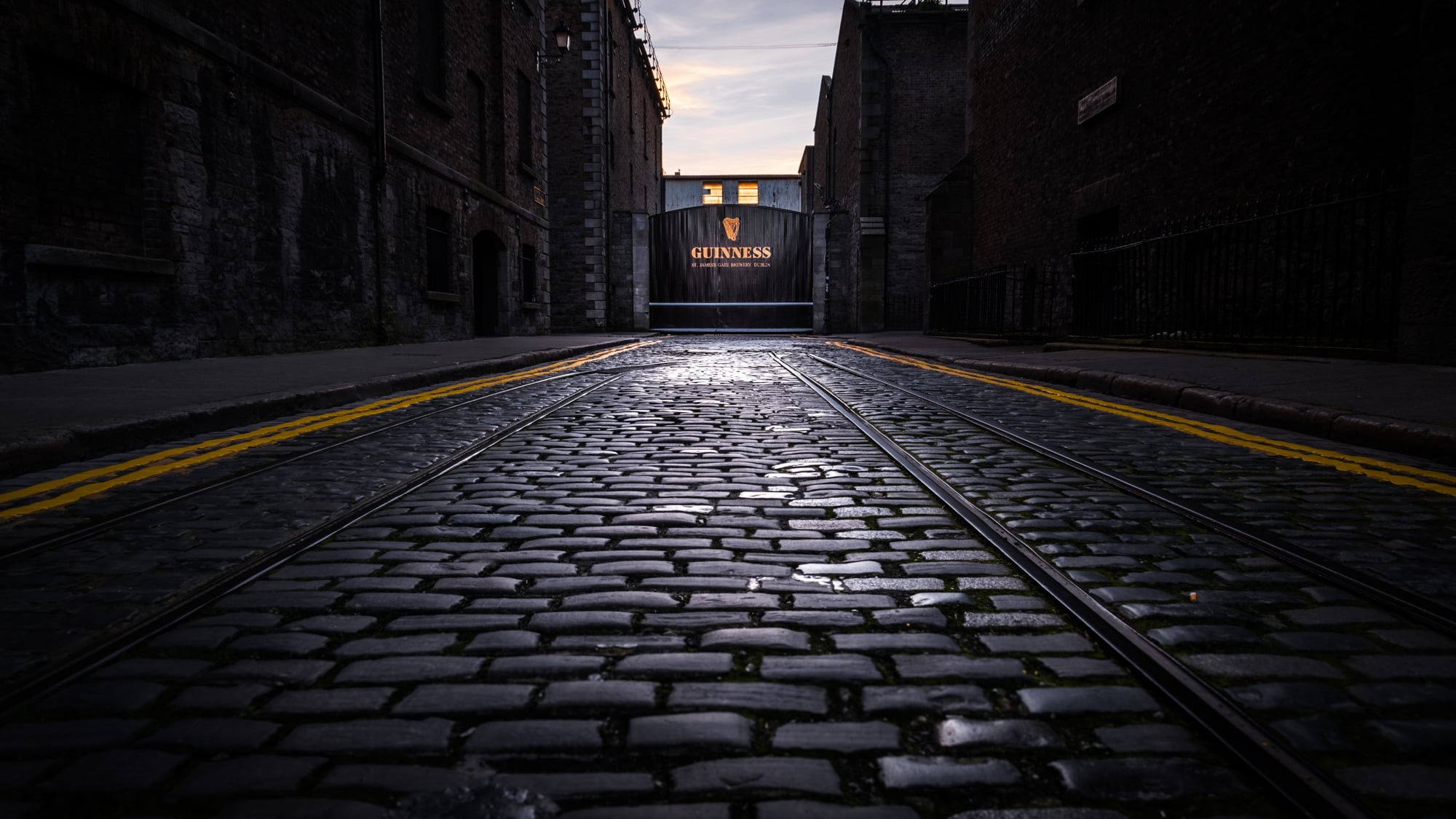 black  gate, urban, gate, old  city, stones, concrete, beer, storehouse, Travel photography, urban Scene, ireland, IE, black, iconic, yellow, portfolio, HD Wallpaper