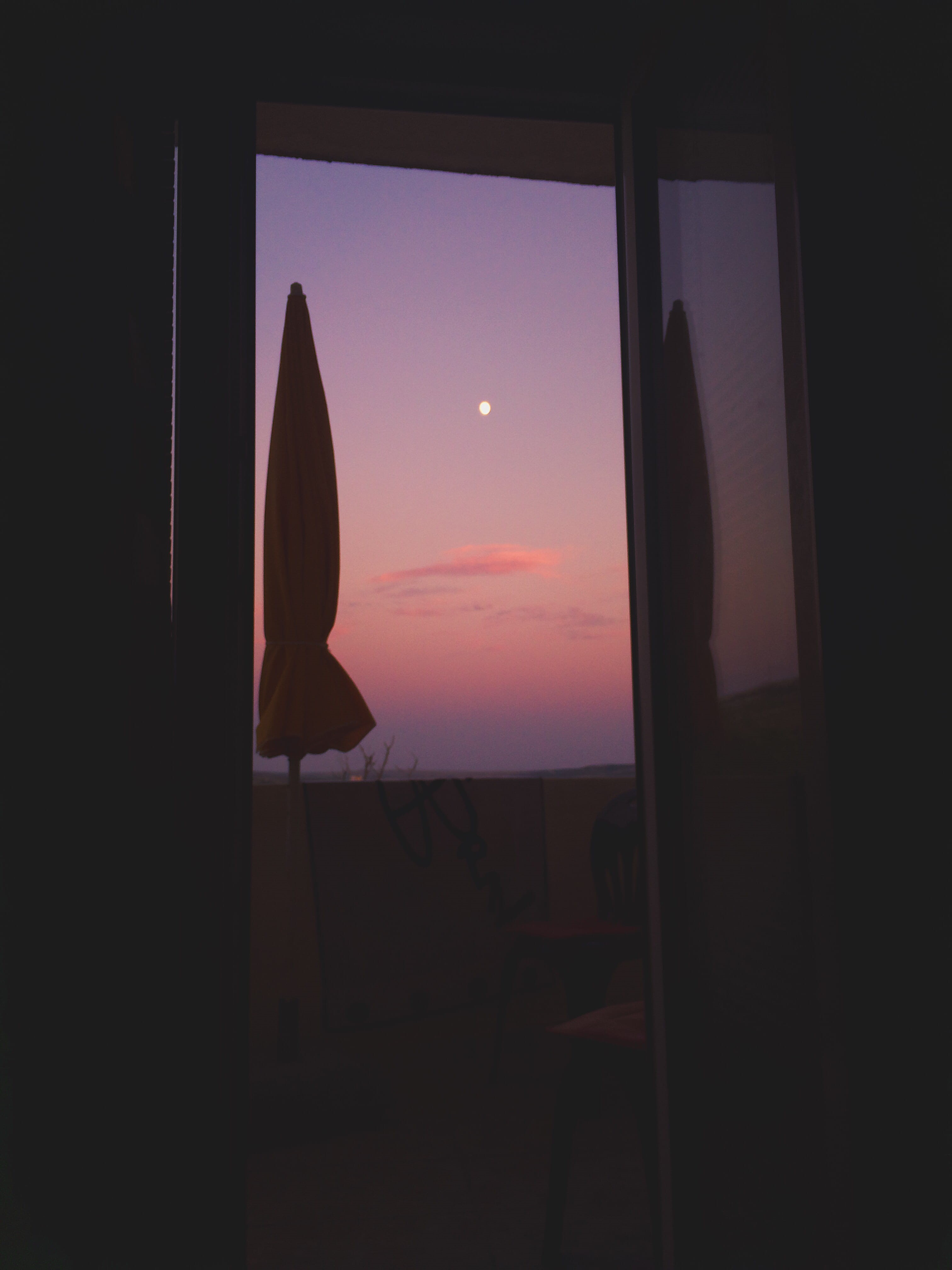 tranquil scene, 4K, sun, tranquility, umbrella, no people, nature, window, silhouette, pag, sunlight, indoors, dusk, vaporwave, architecture, sunset, dark, Phone HD Wallpaper