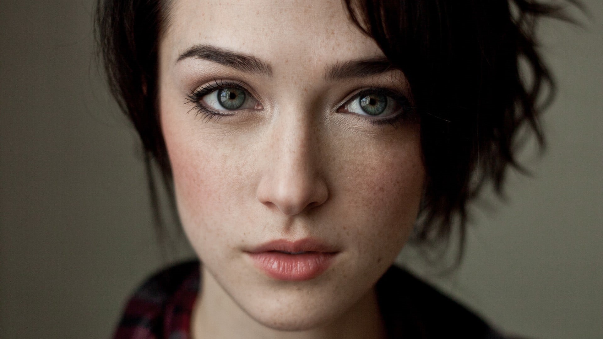 short hair, depression - sadness, contemplation, 1080P, model, hairstyle, hair, one person, young adult, freckles, portrait, eyes, indoors, woman, closeup, HD Wallpaper