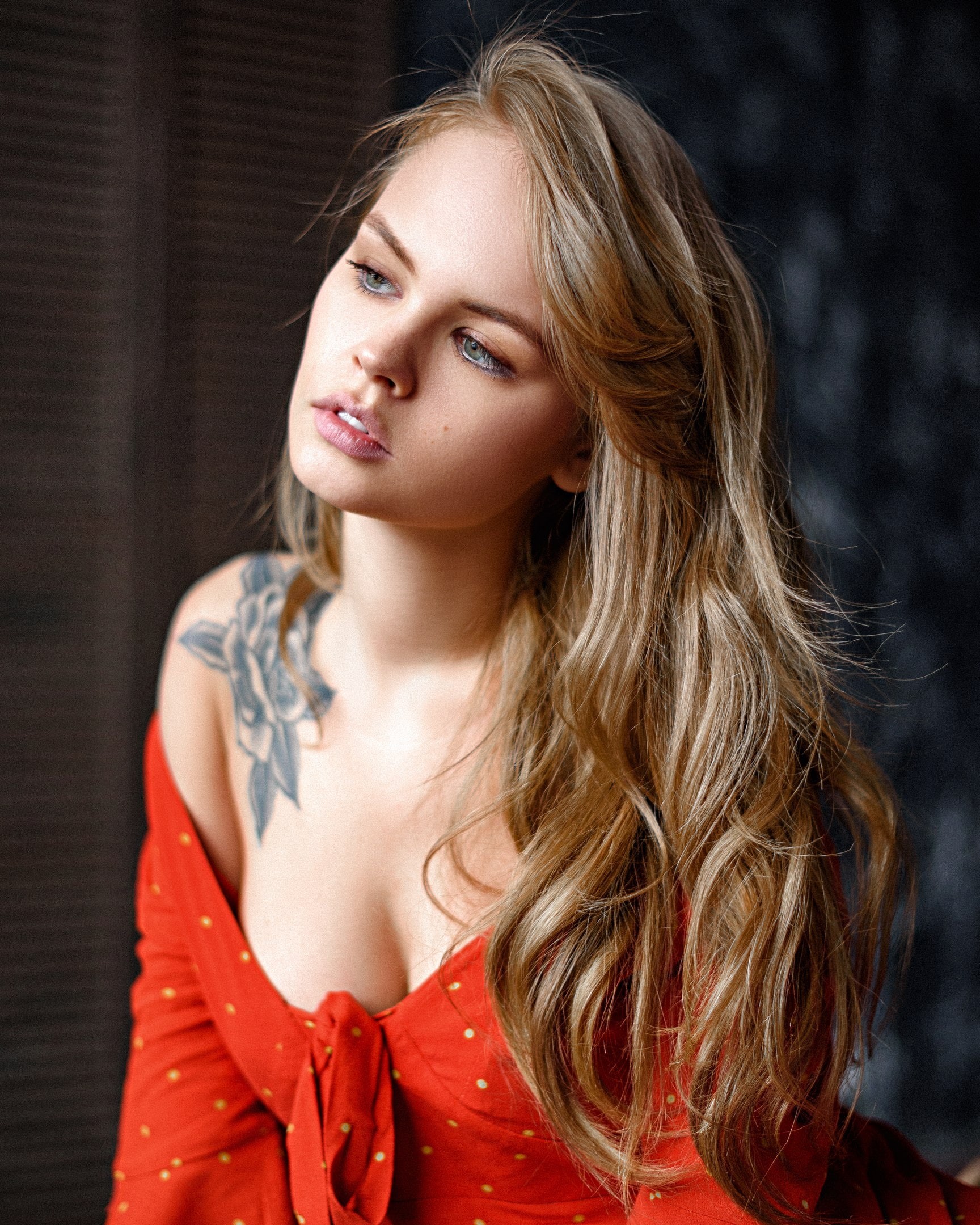 tattoo, looking, beautiful people, women, cleavage, hairstyle, indoors, fashion, young adult, luxury, human hair, one person, long hair, model, depth of field, Phone HD Wallpaper