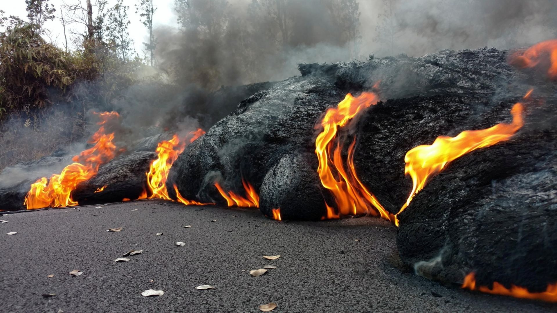 environment, nature, day, smoke - physical structure, Kilauea, warning sign, road, eruption, geology, fire - natural phenomenon, flame, outdoors, Hawaii, HD Wallpaper