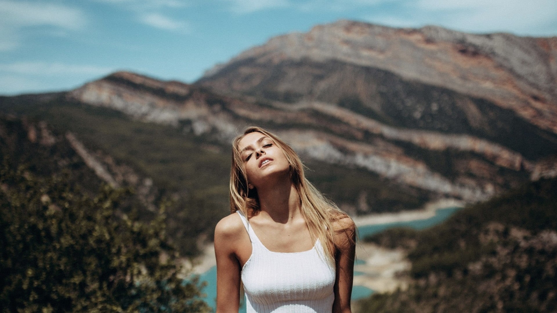 depth of field, clouds, outdoors, beauty, nature, tank, beautiful woman, young adult, open mouth, face, lifestyles, closed eyes, mountain, beauty in nature, HD Wallpaper