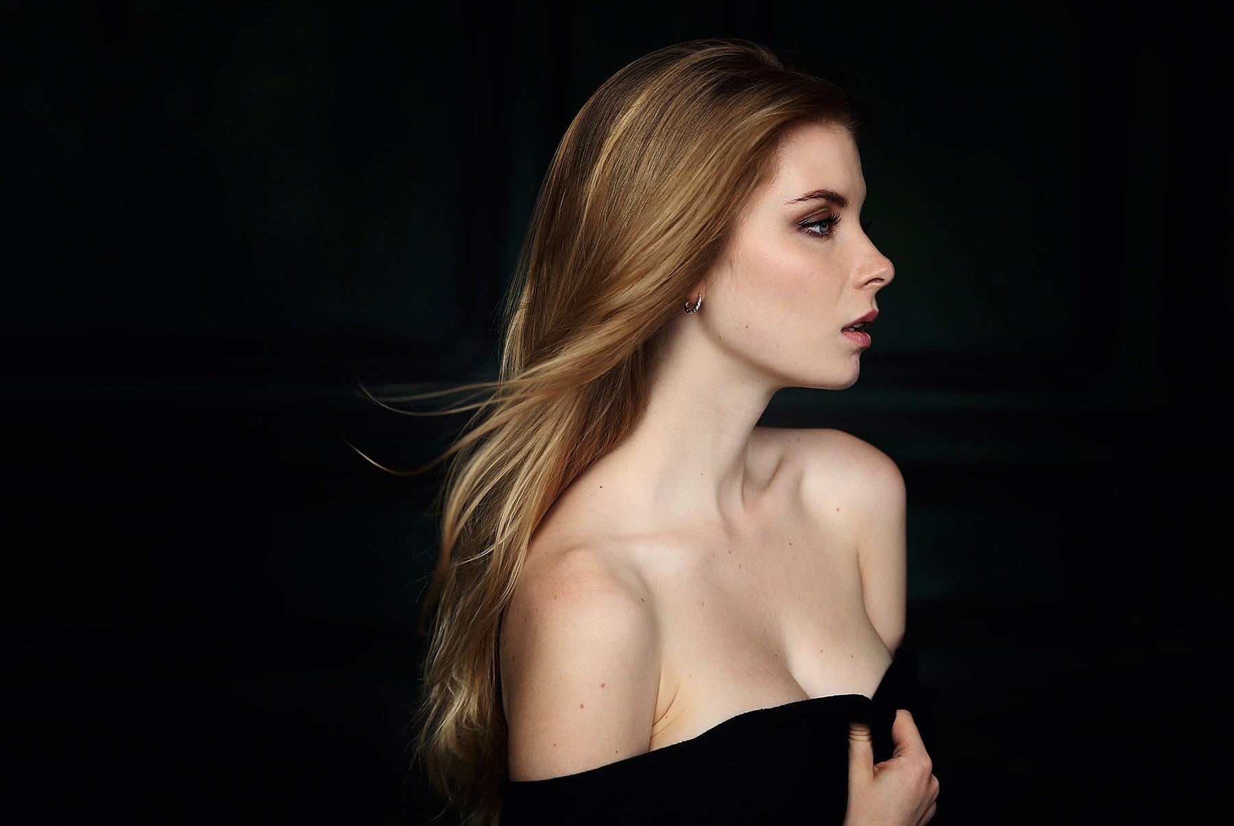 face, young adult, 720P, indoors, black, profile, straight hair, looking, one person, hair, hairstyle, simple background, long hair, beauty, blond hair, HD Wallpaper