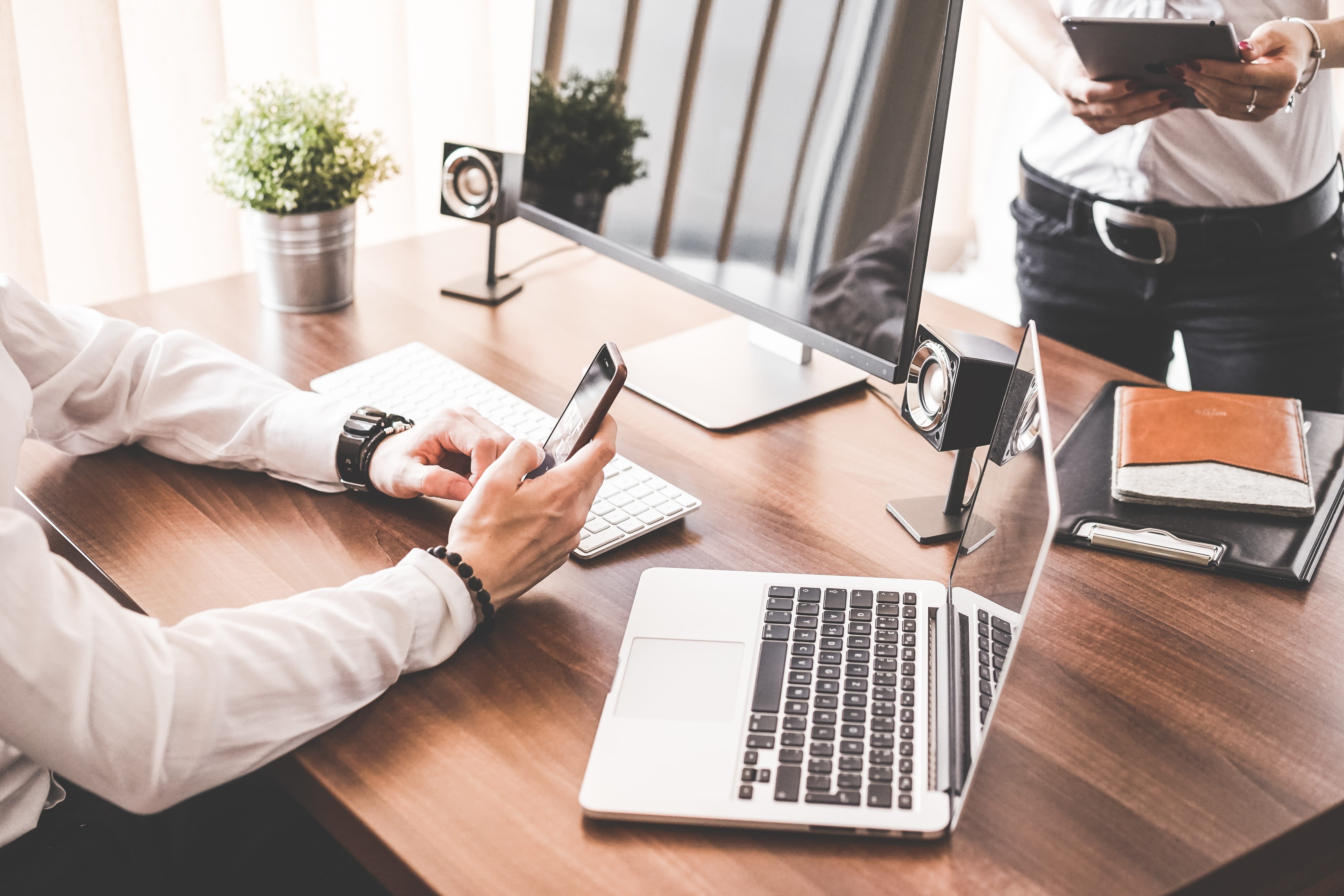 business meeting, marketing, ideas, indoors, human Hand, thinking, women, surfing the net, marketers, Agency, expert, connection, telephone, technology, HD Wallpaper