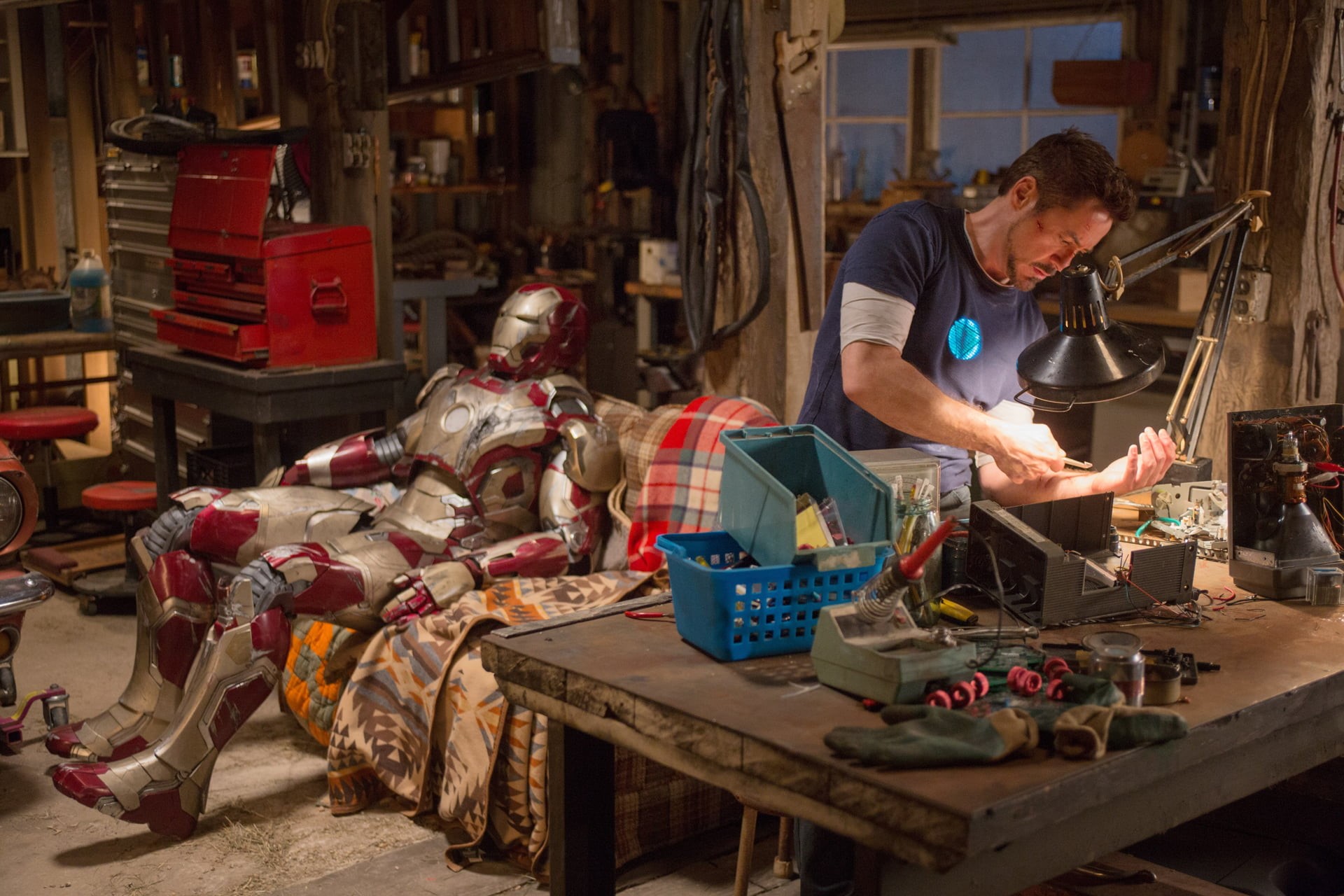 real people, screenshot, concentration, skill, Tony Stark, indoors, iron, sofa, occupation, still, men, mature adult, Iron Man 3, workbench, casual clothing, HD Wallpaper