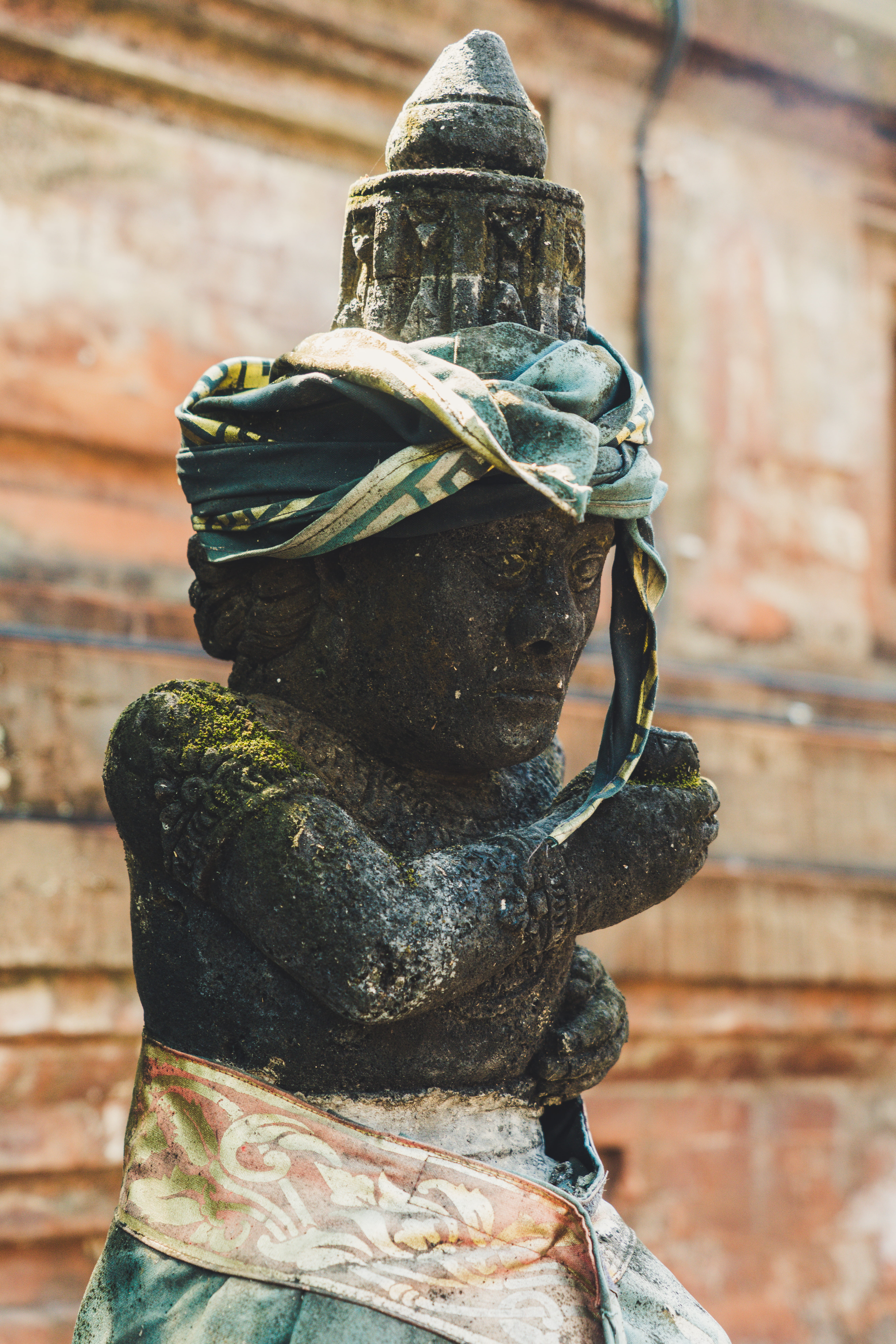 little statue, ruined, cultural, temple, 8K, human representation, focus on foreground, sculpture, architecture, belief, culture, old, hindu temple, no person, Phone HD Wallpaper