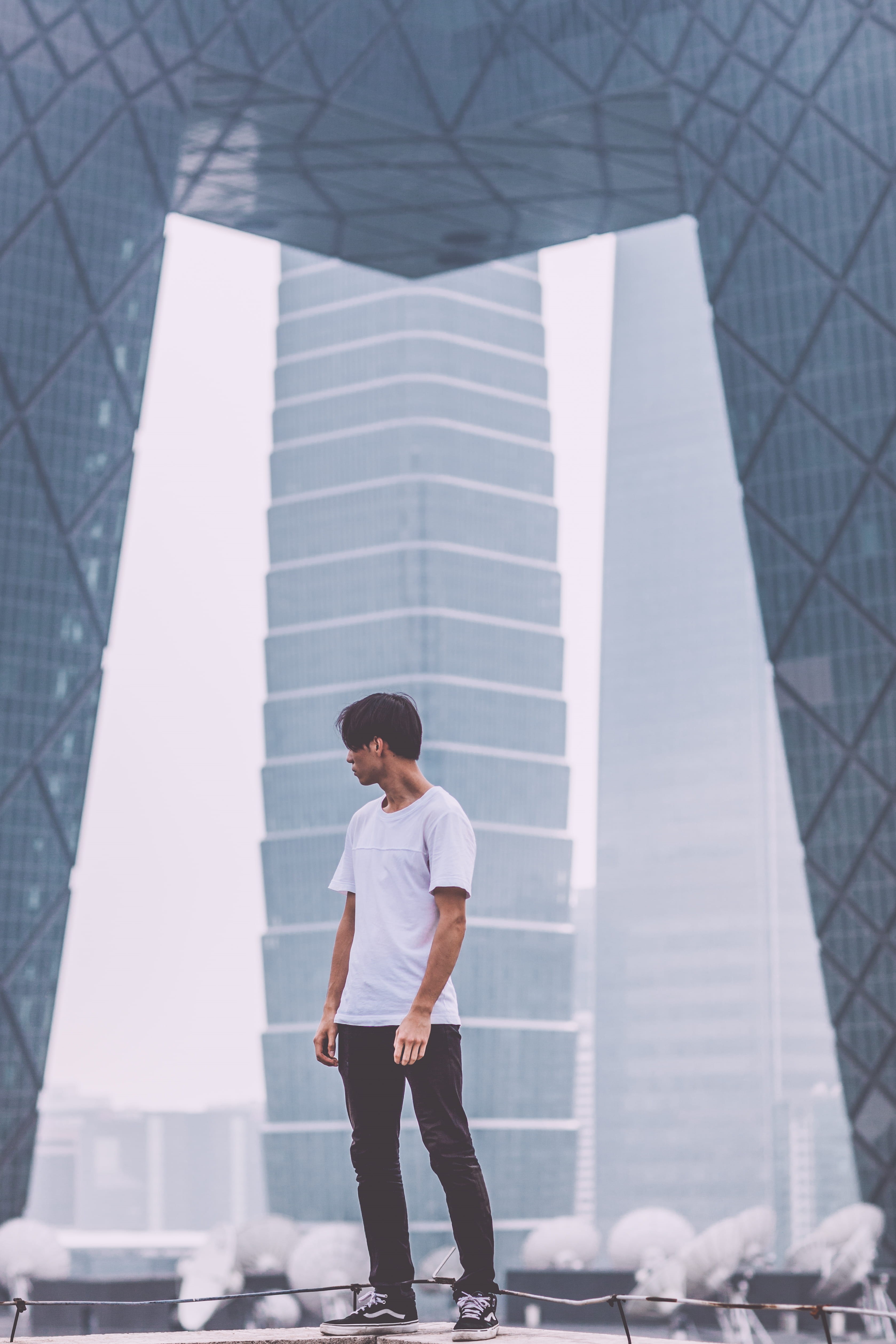 daytime, urban, young adult, office building exterior, outdoors, beijing, standing, fashion, men, cbd, minimalism, building exterior, neck, young men, shirt, Phone HD Wallpaper