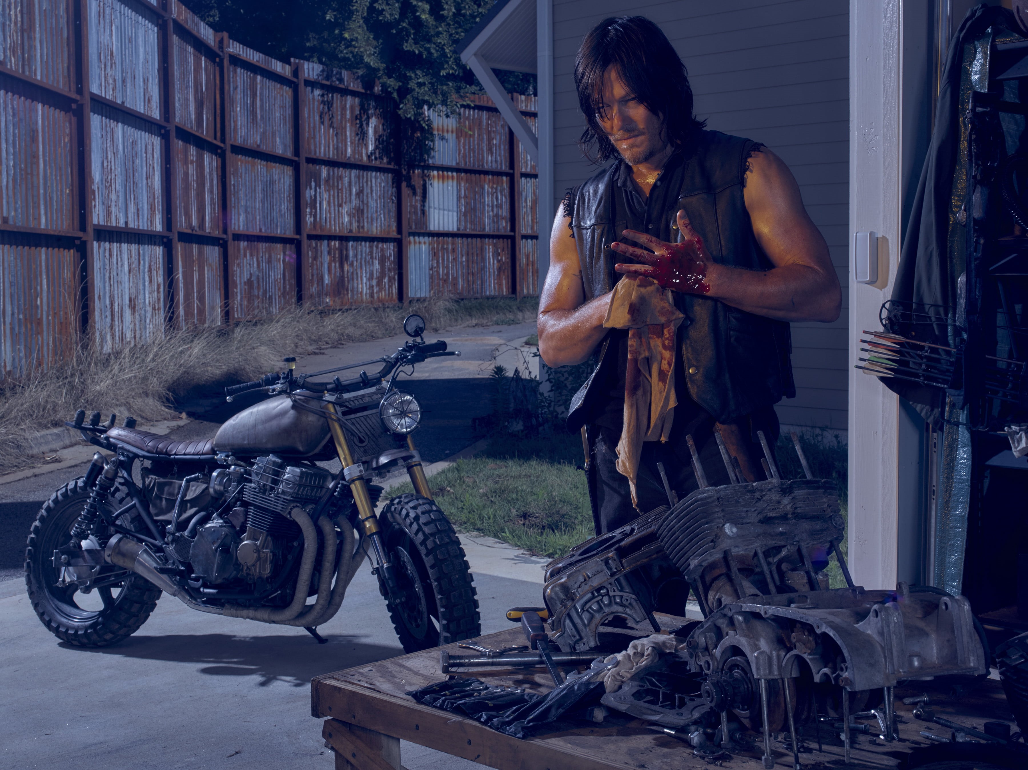 men, 2K, Daryl, mechanic, land Vehicle, motorcycle, tire, lifestyles, people, mode of transportation, dead, casual clothing, The Walking Dead, engine, HD Wallpaper