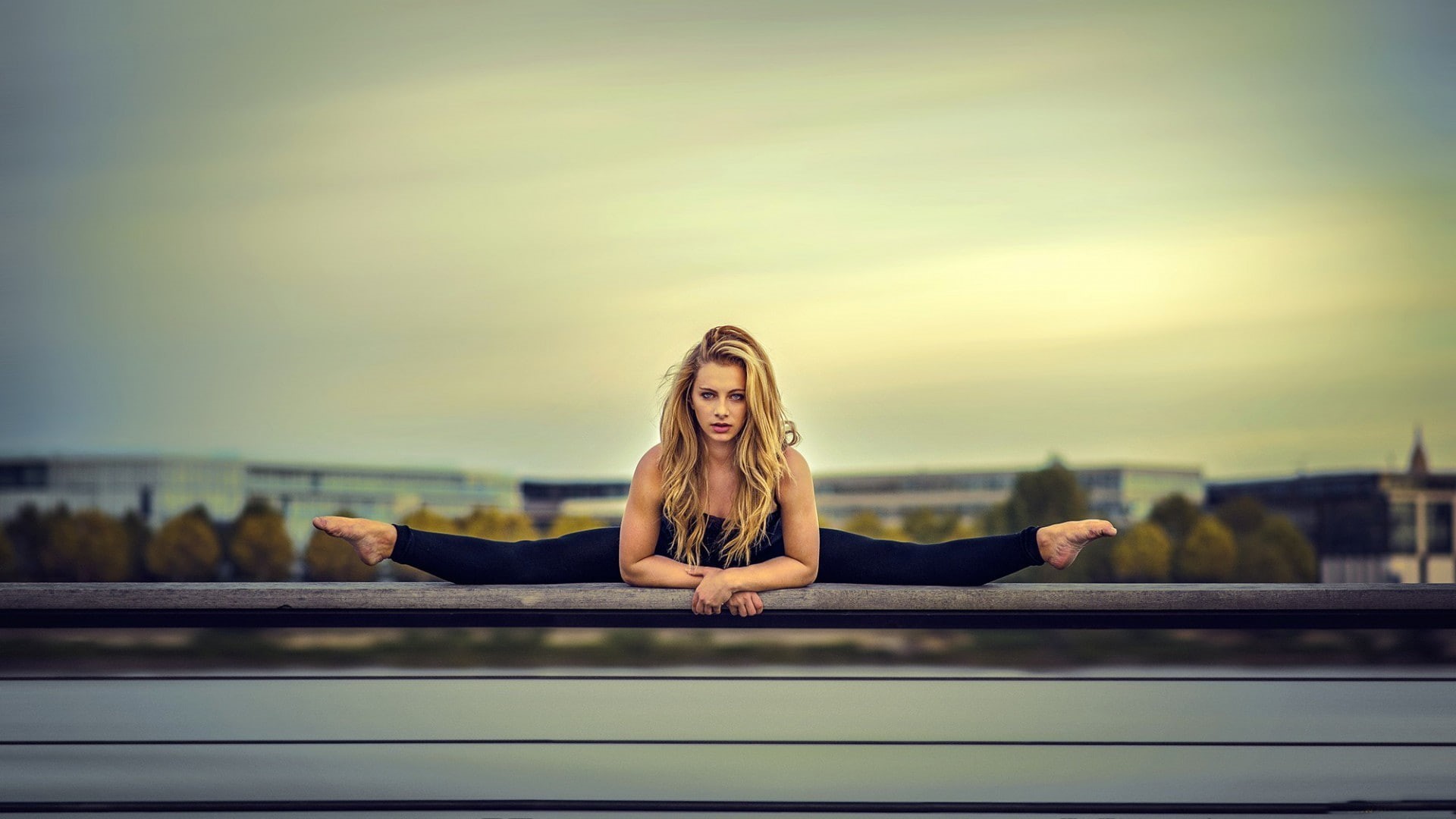 flexible, excercise, women, yoga pants, splits, gymnast, blonde, 1080P, women outdoors, HD Wallpaper