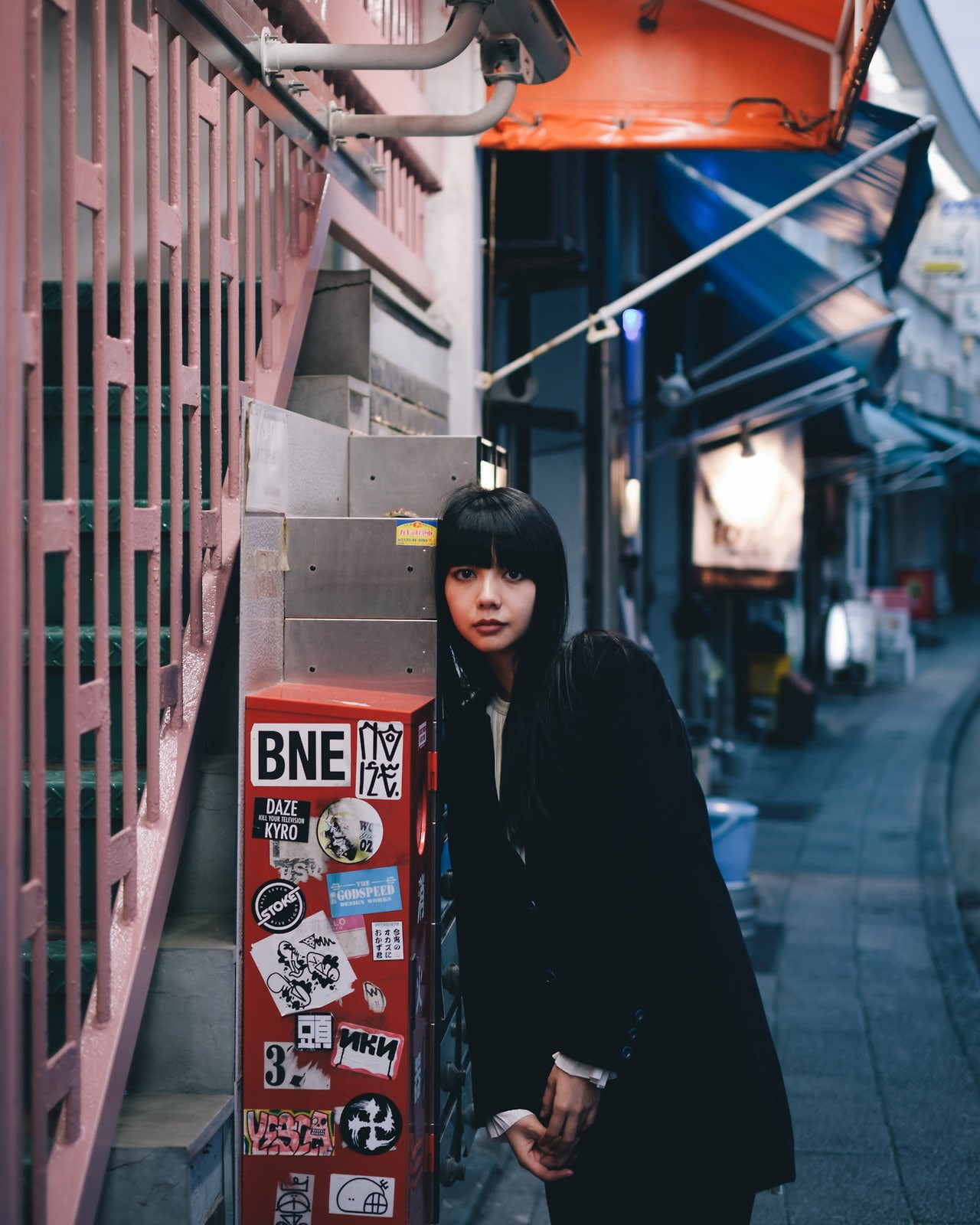 Japanese women, depth of field, Tokyo Prefecture, women, Asian, Japan, 720P, Takashi Yasui, black clothing, black hair, women outdoors, stairs, Kanna Oyama, Phone HD Wallpaper