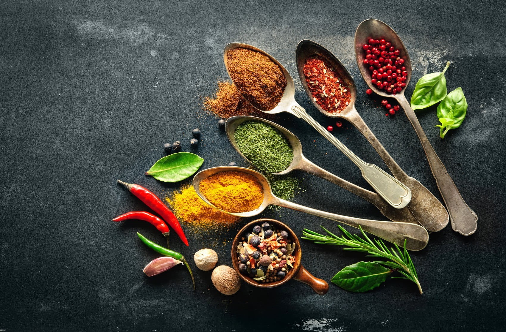 directly above, spoon, chili pepper, ingredient, healthy eating, still life, choice, spice, spoons, garlic, herb, 720P, variety, no people, leaves, Pepper, HD Wallpaper