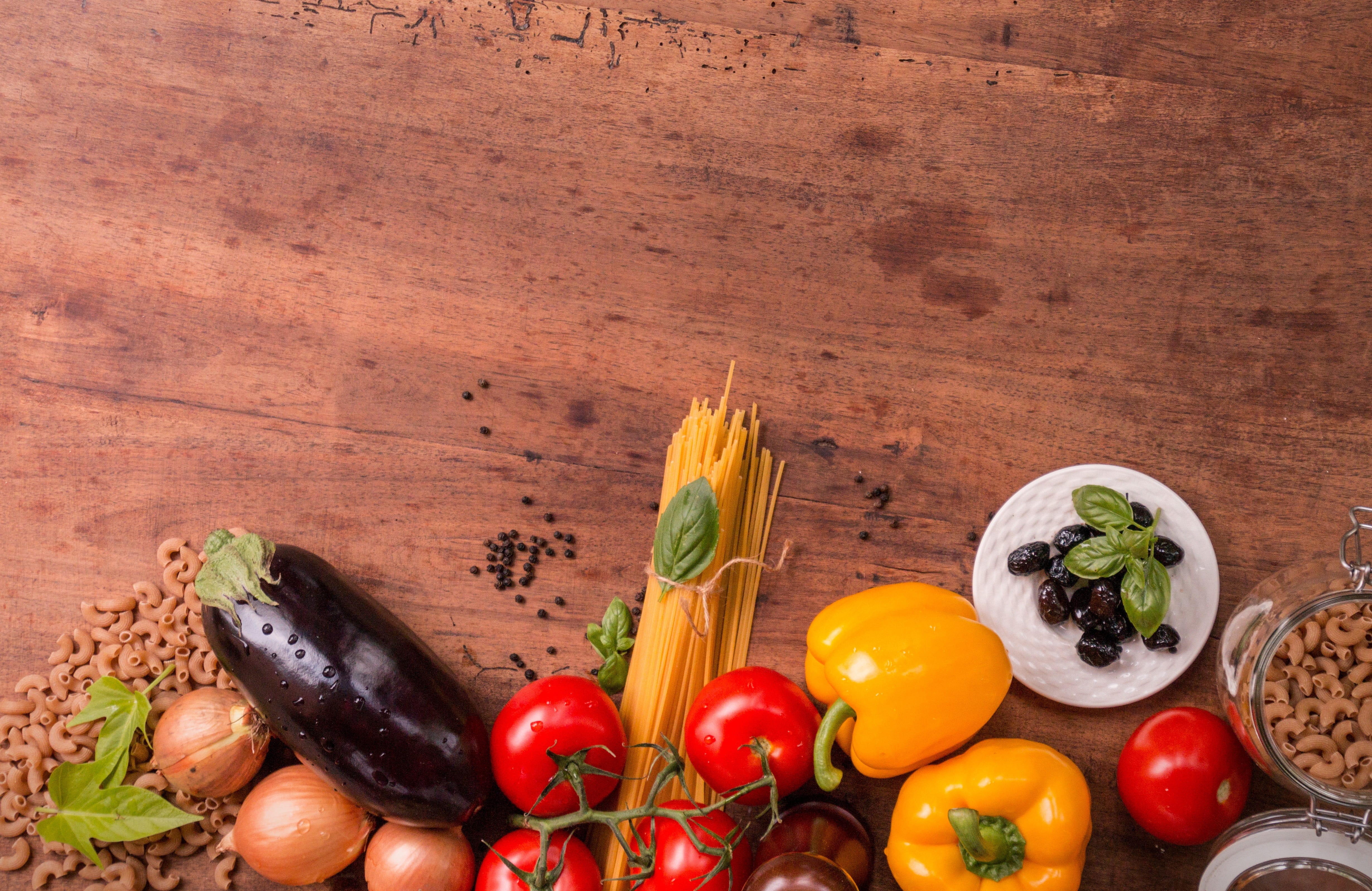 vegetarian, table, vegetables, red, healthy, eat, cook, basil, plate, restaurant, spaghetti, bread, variation, pepperoni, background, dish, court, pattern, HD Wallpaper