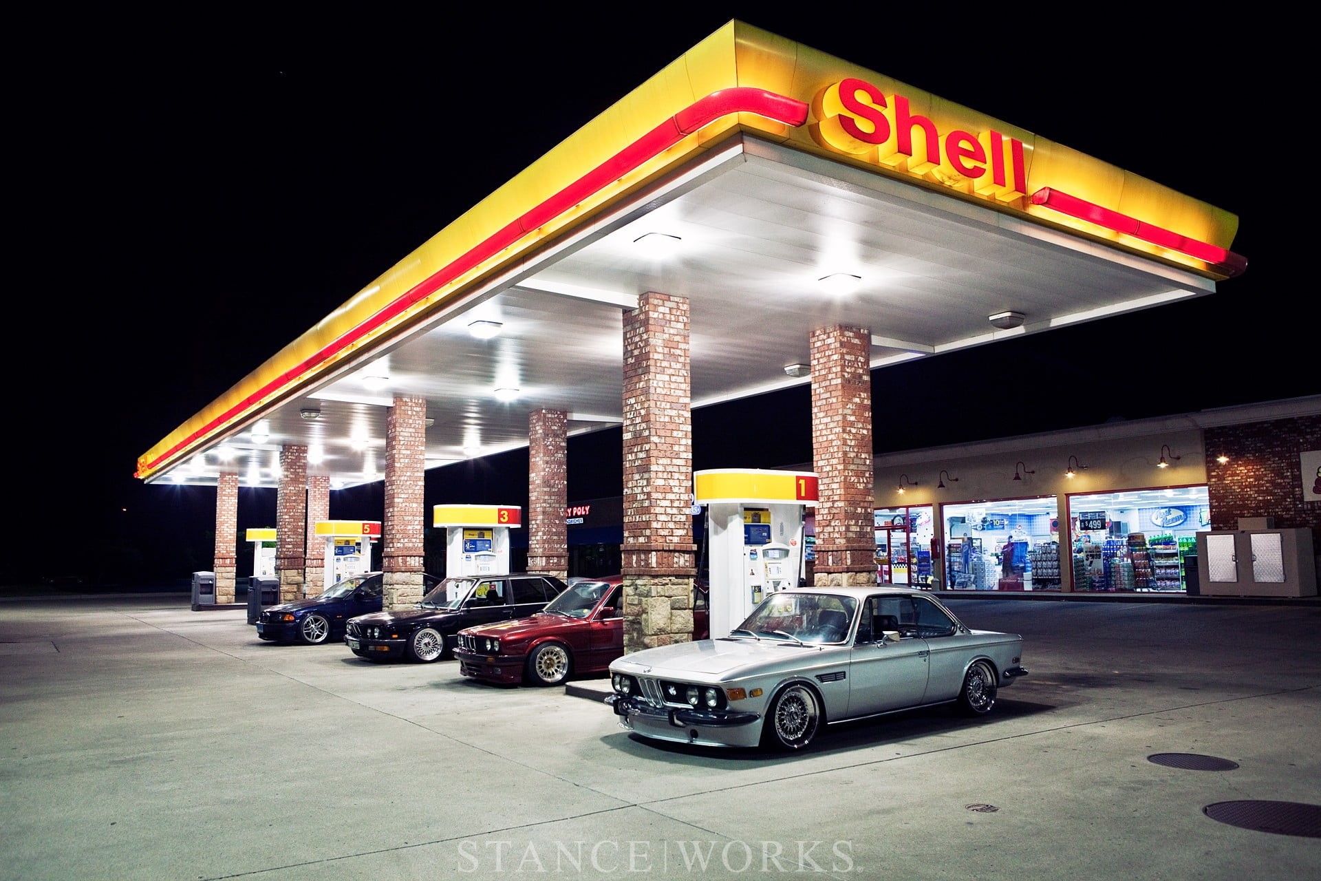 architectural column, built structure, night, refueling, gas stations, mode of transportation, gasoline, western script, BMW E28, sign, motor vehicle, parking, HD Wallpaper