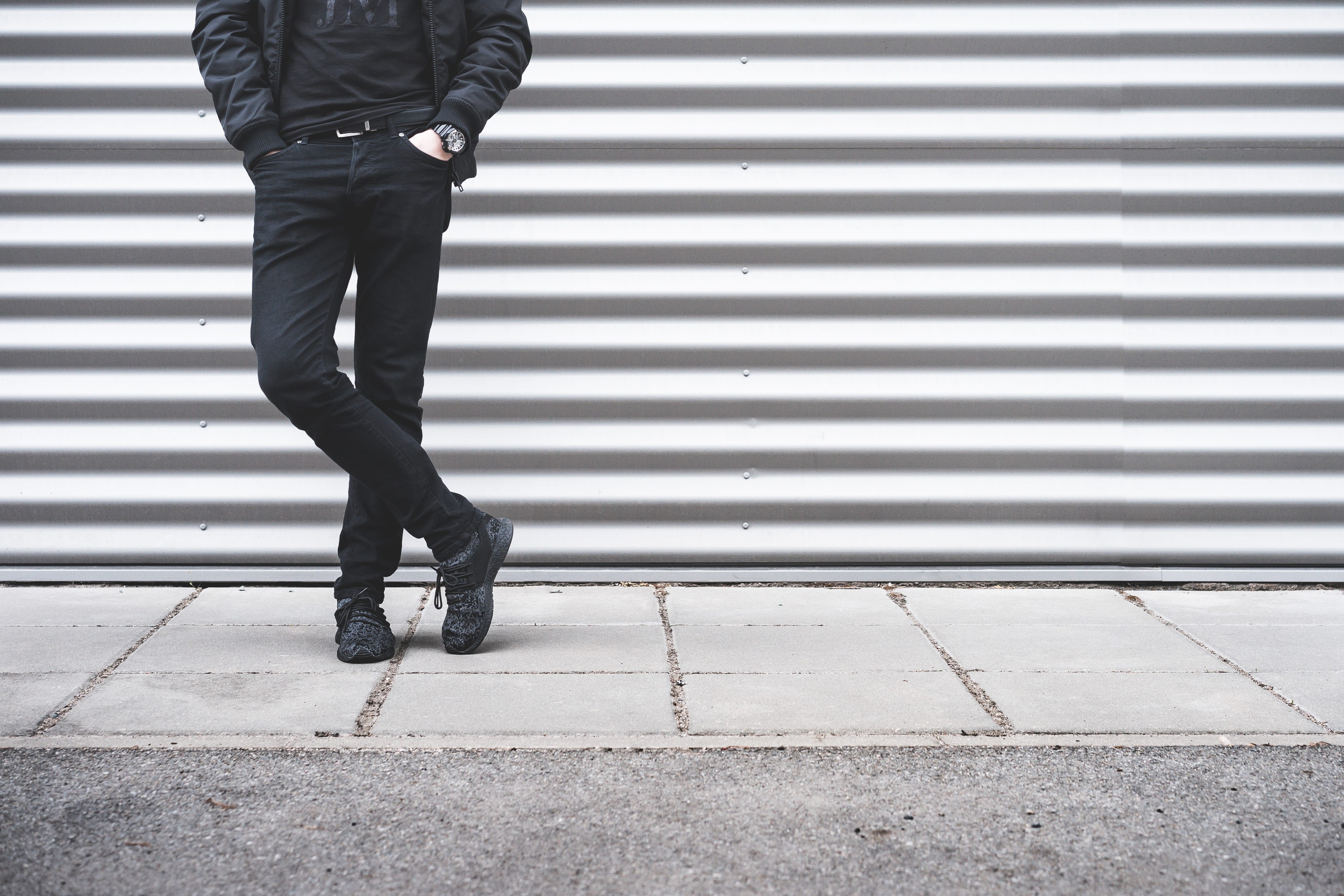 Front, city Life, room for text, low section, human body part, one man only, fashion, casual clothing, walking, adult, shoe, day, men, one young man only, HD Wallpaper